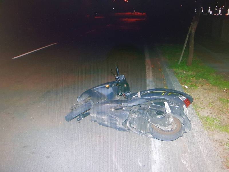 少女騎乘這輛機車，載著男網友夜遊。