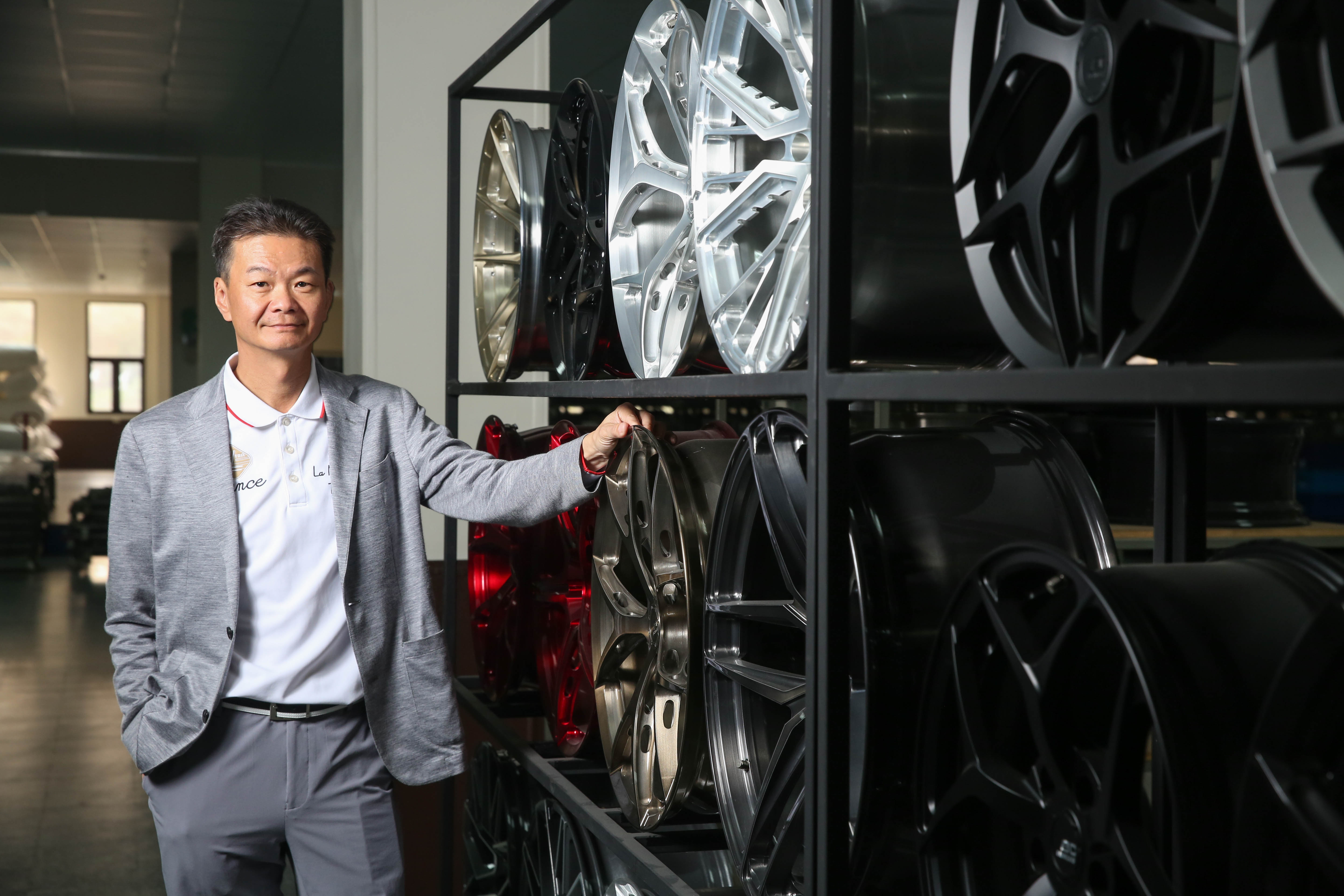 BC柏釧董事長黃錦章率團隊將台灣品牌打進全球。不過，他的經營心法是做個最沒用的人。