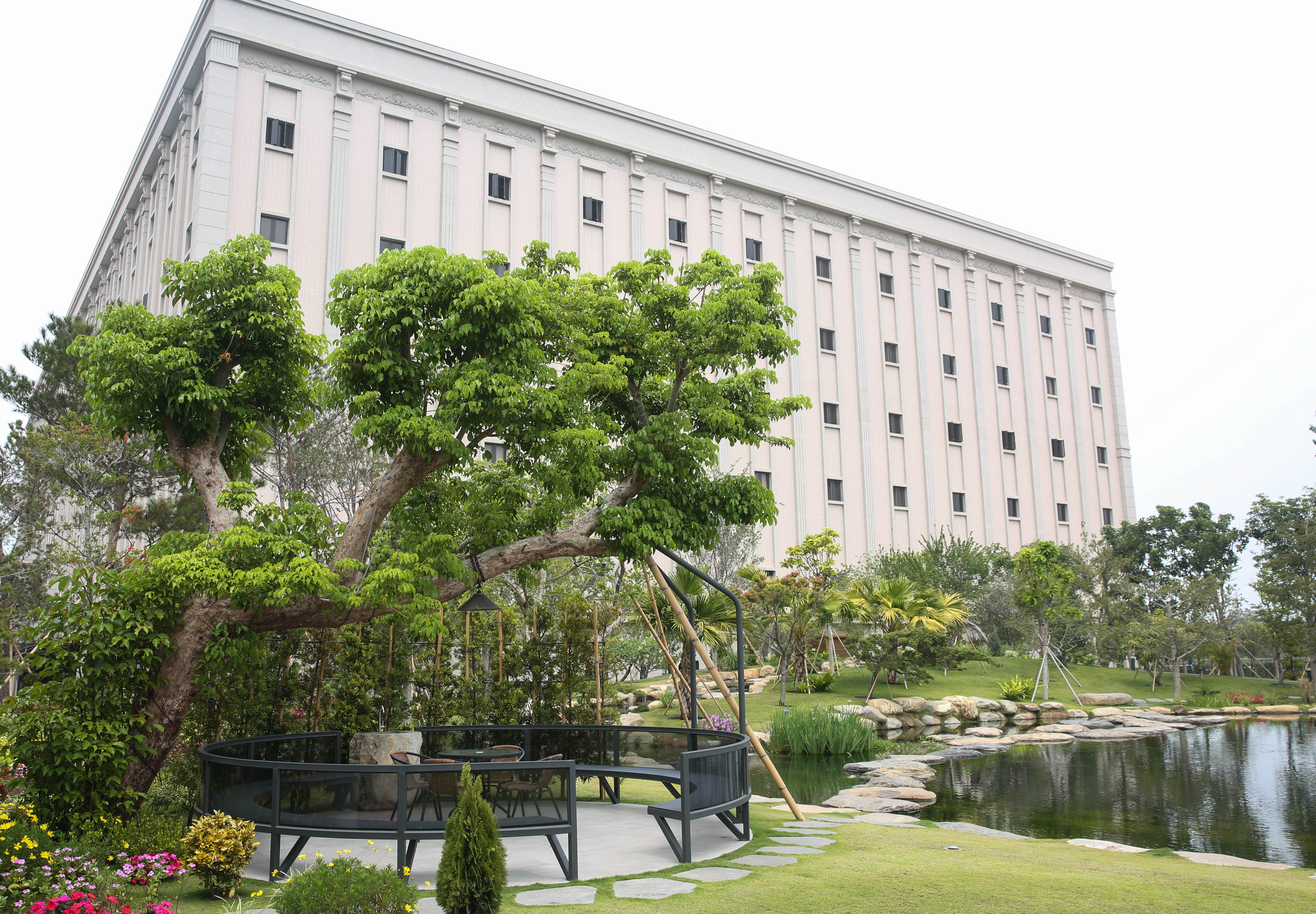 位在彰化的總部佔地5,000坪，其中有一塊是董事長的園區。