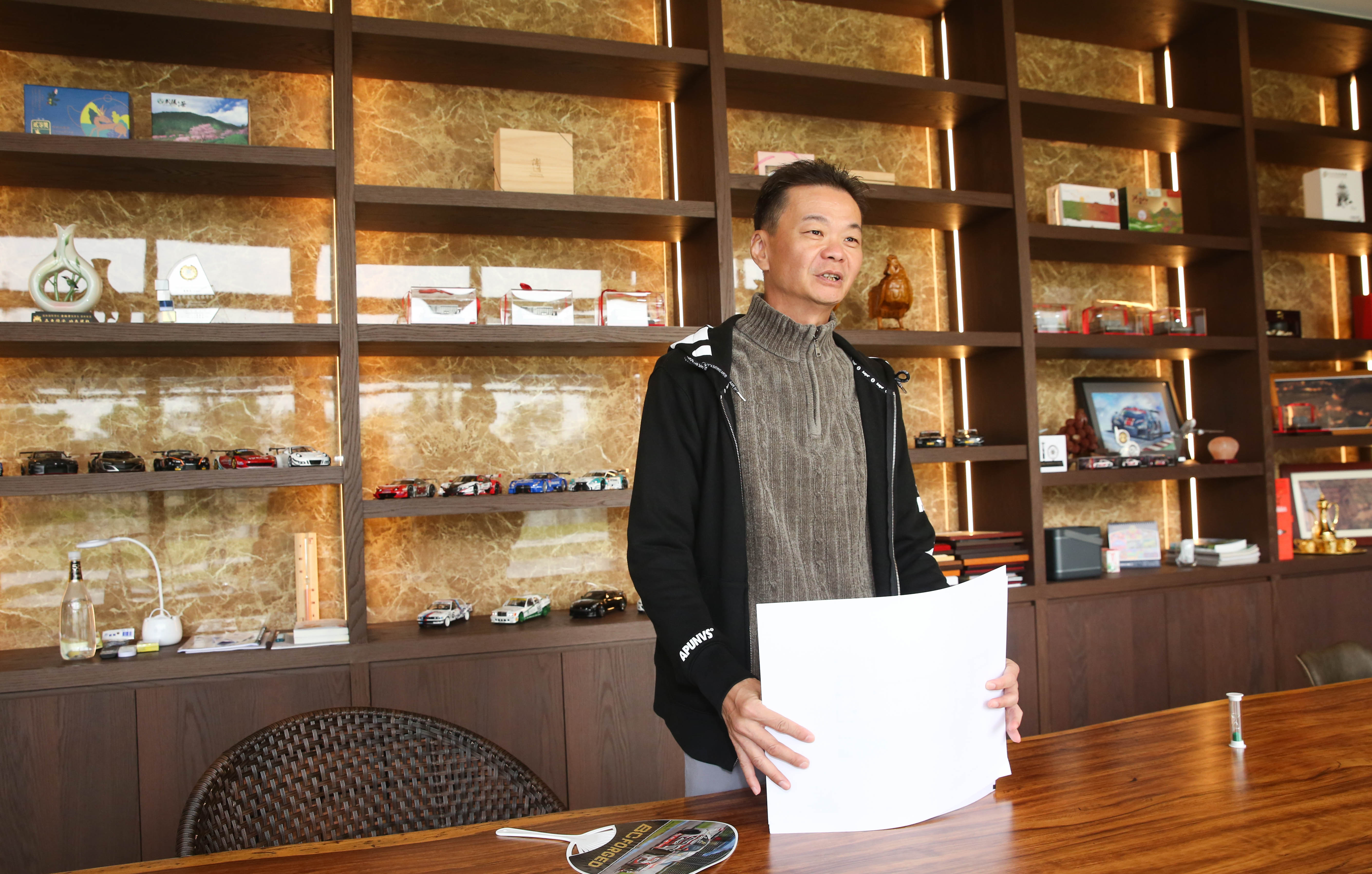 黃錦章說他現在不開會了，主管有事，就自己來園區工作室找他。