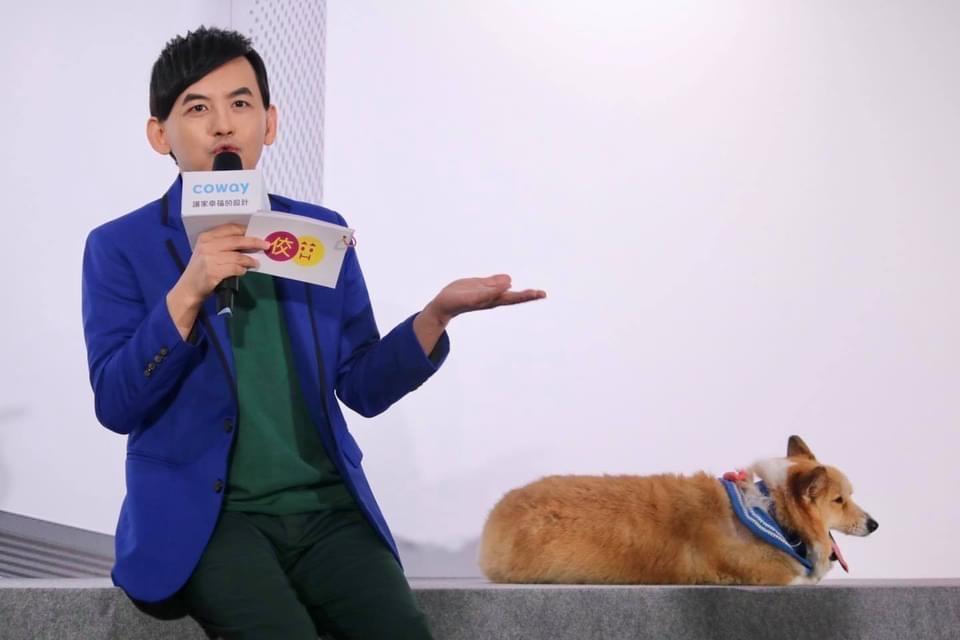 黃子佼帶著「乾女兒」柯基犬小花,一同出席廠商活動。(翻攝自黃子佼臉書)