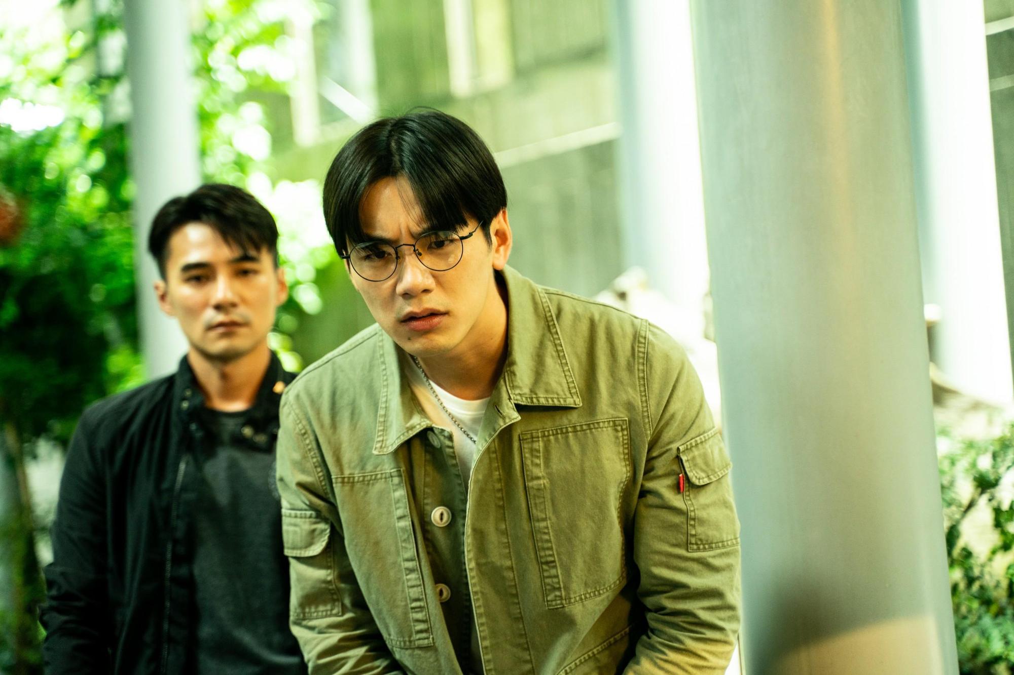 是元介(左)與禾浩辰在《靈語》中化身刑警搭檔辦案。(甲上提供)