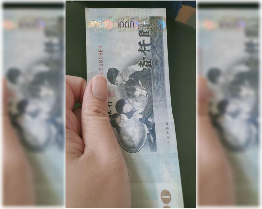 一名網友日前到老式KTV唱兒歌,阿伯上台塞了1,000元給他,讓他超傻眼。(翻攝自爆怨2公社)