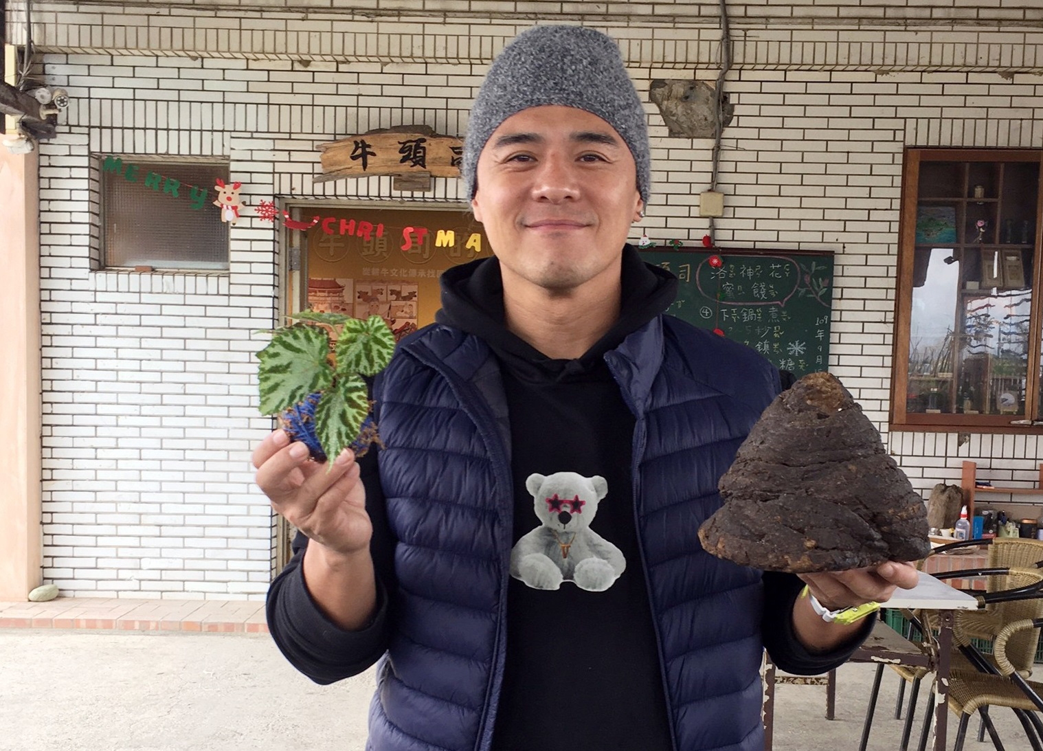 竇智孔日前到宜蘭，在達人的指導下，一探用「牛糞」做盆栽小物。（八大提供）