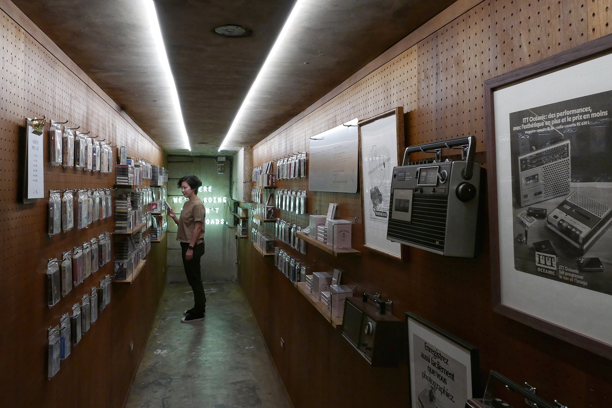 「Sidoli Radio小島裡」的地下空間是與台中「感傷唱片行」合作的卡帶專賣店。