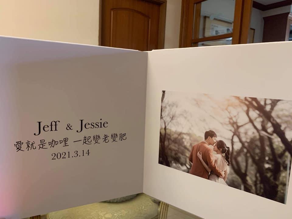 嚴爵在臉書曬出婚紗照，與台大高材生女友互訂終身。（翻攝自嚴爵臉書）