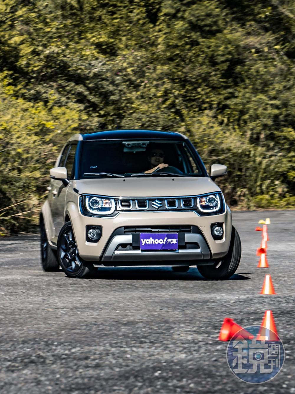Ignis，較為高聳的車體與較窄的車胎（175/60R16），Ignis雖然在「正常」情況下的靈活度不輸Picanto，但開來繞錐時卻讓車體的晃動幅度急遽升高，加上感覺上圈數較多的較大尺寸方向盤，第一趟開下來除了手忙腳亂之外，竟然還有些暈車！