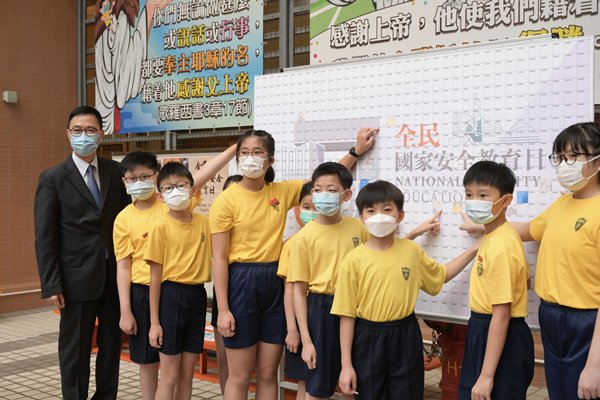 《港版國安法》通過後，香港舉行首次「全民國家安全教育日」，學生被要求唱中國國歌、升中國國旗。（翻攝香港政府新聞網）