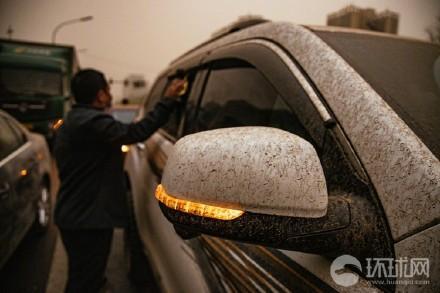 北京路邊的汽車,整個都是泥,讓駕駛很頭痛。(翻攝環球網)
