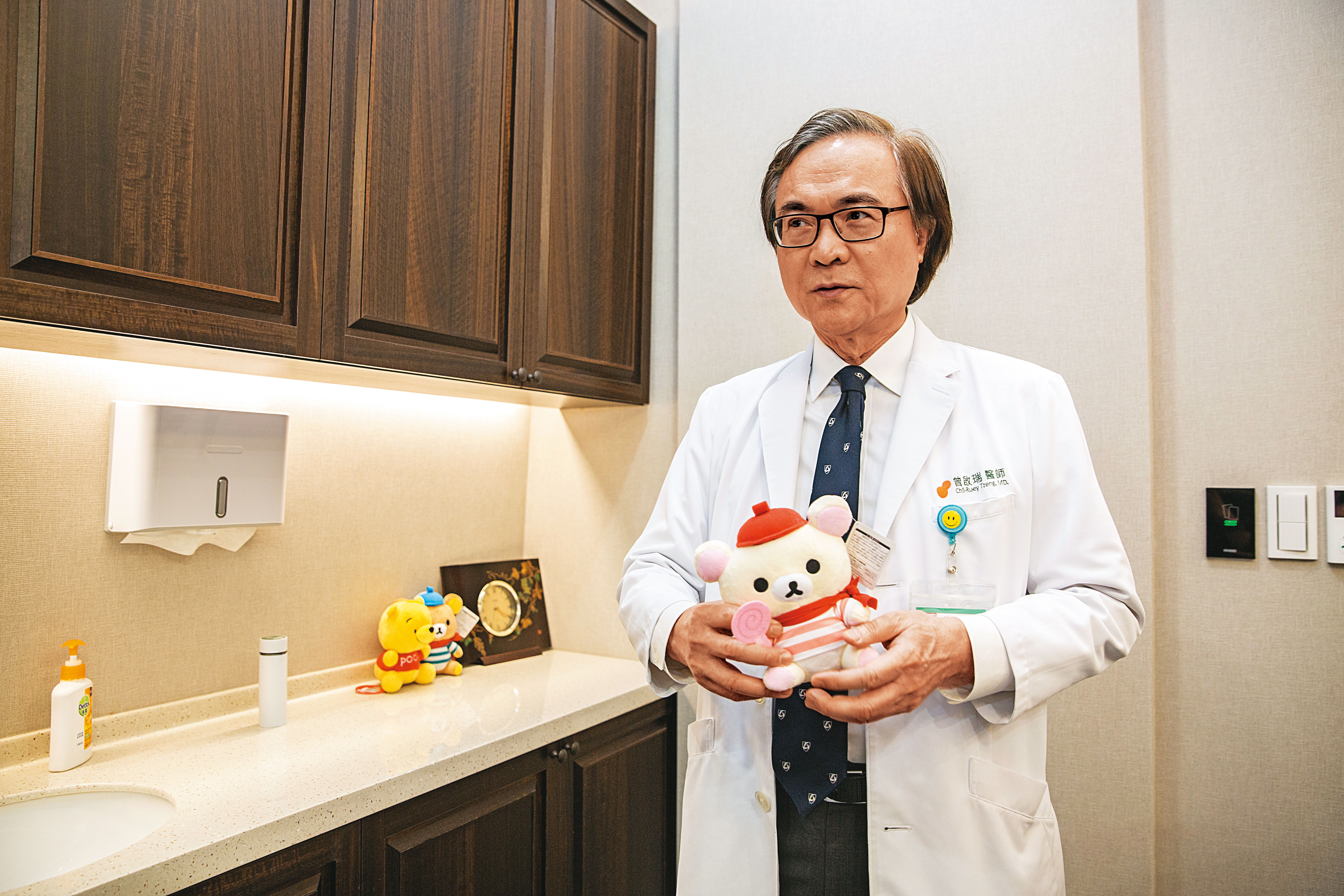 曾啟瑞（圖）說，有對夫妻病患經濟不優渥，但都會帶點小禮物表達感謝，他特別把他們夾到的娃娃擺在診間。