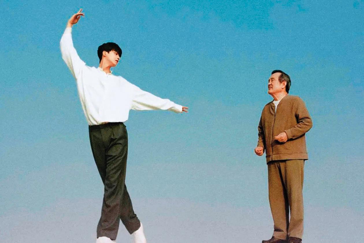  韓國影視業總不忘發揚敬老文化 ，韓劇《如蝶翩翩》探討不同年代的人怎麼活？為誰而活？老爺爺和小帥哥的忘年之交打動觀眾內心最柔軟之處。