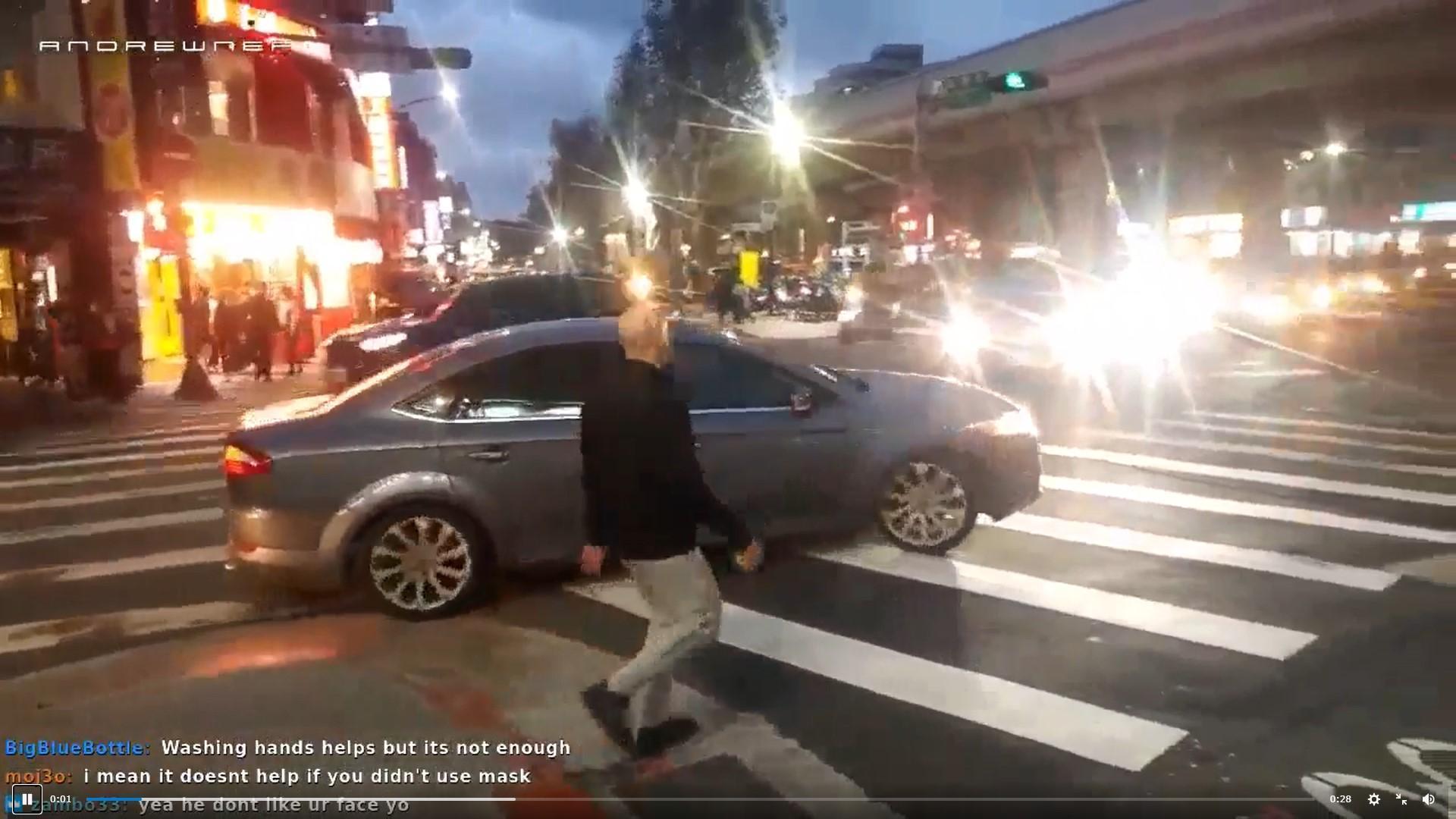 國外攝影師兼實況主Andrew拍下台灣行人走在斑馬線上險象環生的情景。(翻攝自Reddit)