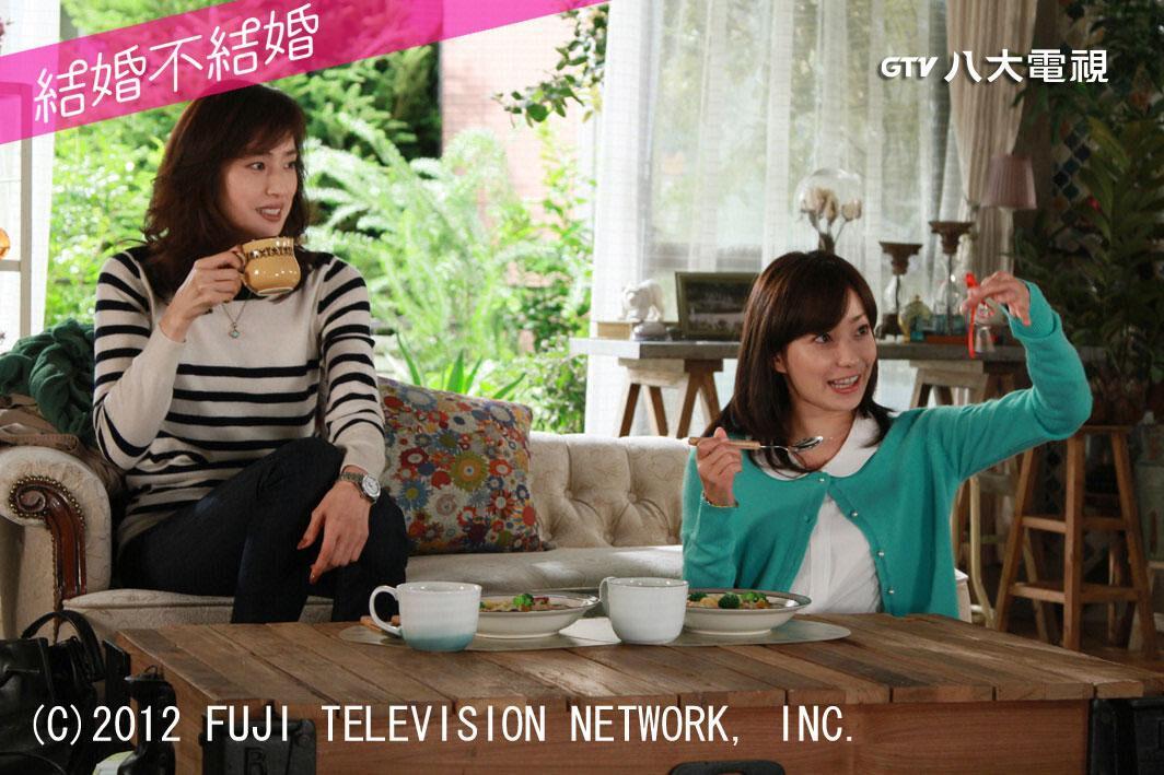 天海祐希（左）可說是新時代女性領袖，對人生觀有獨到見解。（八大戲劇台提供）
