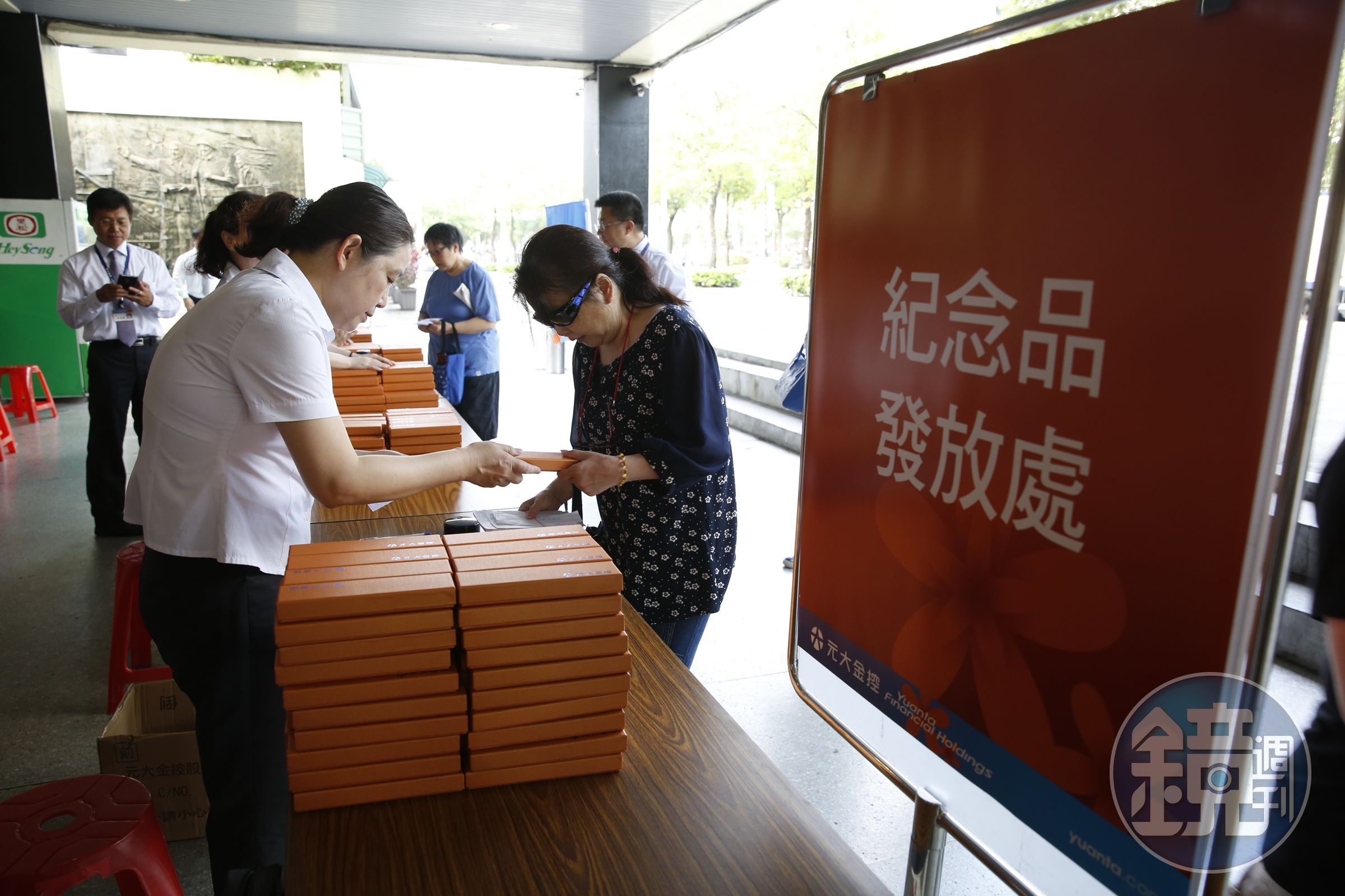 不少民眾透過買零股領取股東會紀念品，專家提醒領取的方式和時間點都很重要。