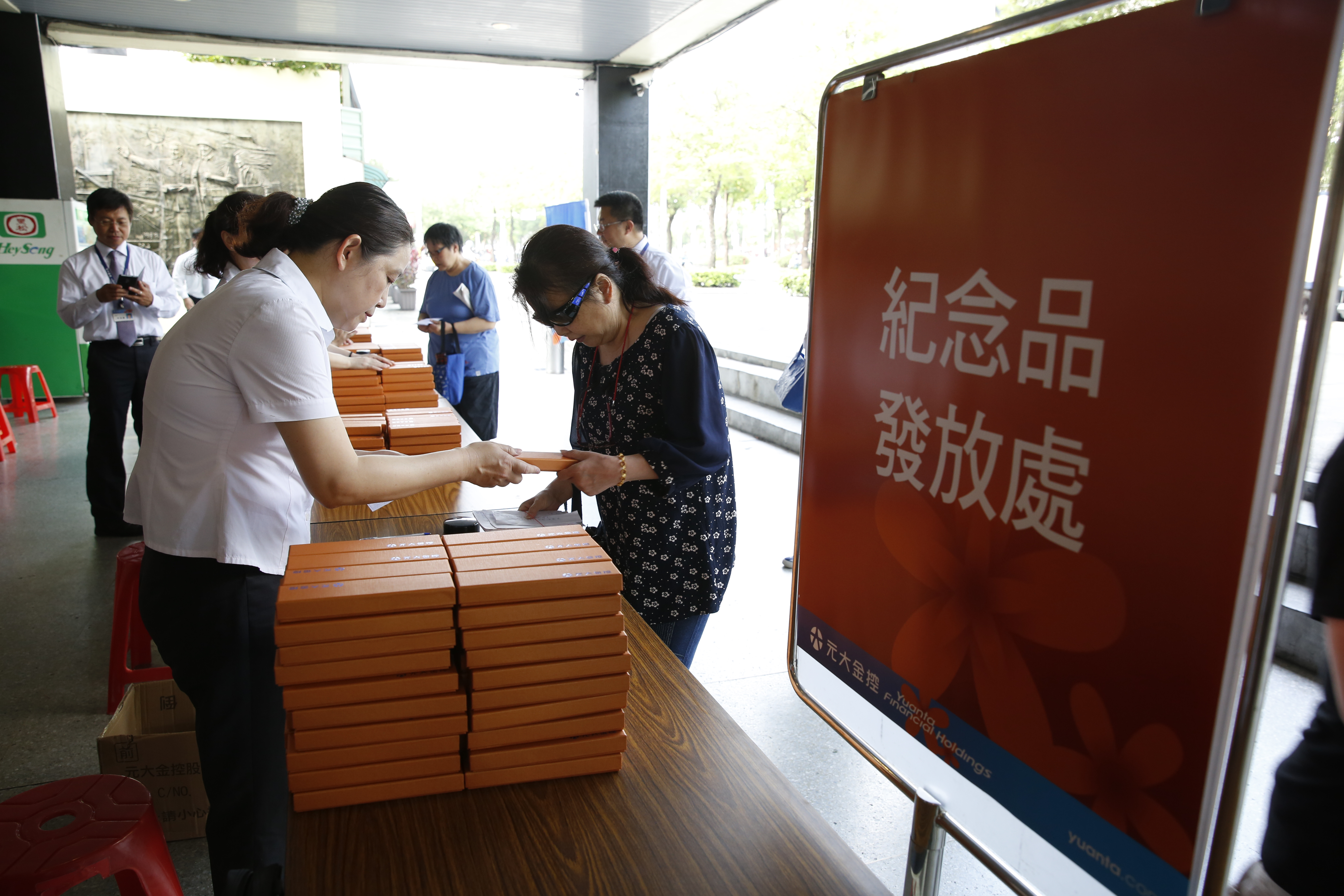 不少民眾透過買零股領取股東會紀念品，專家提醒領取的方式和時間點都很重要。