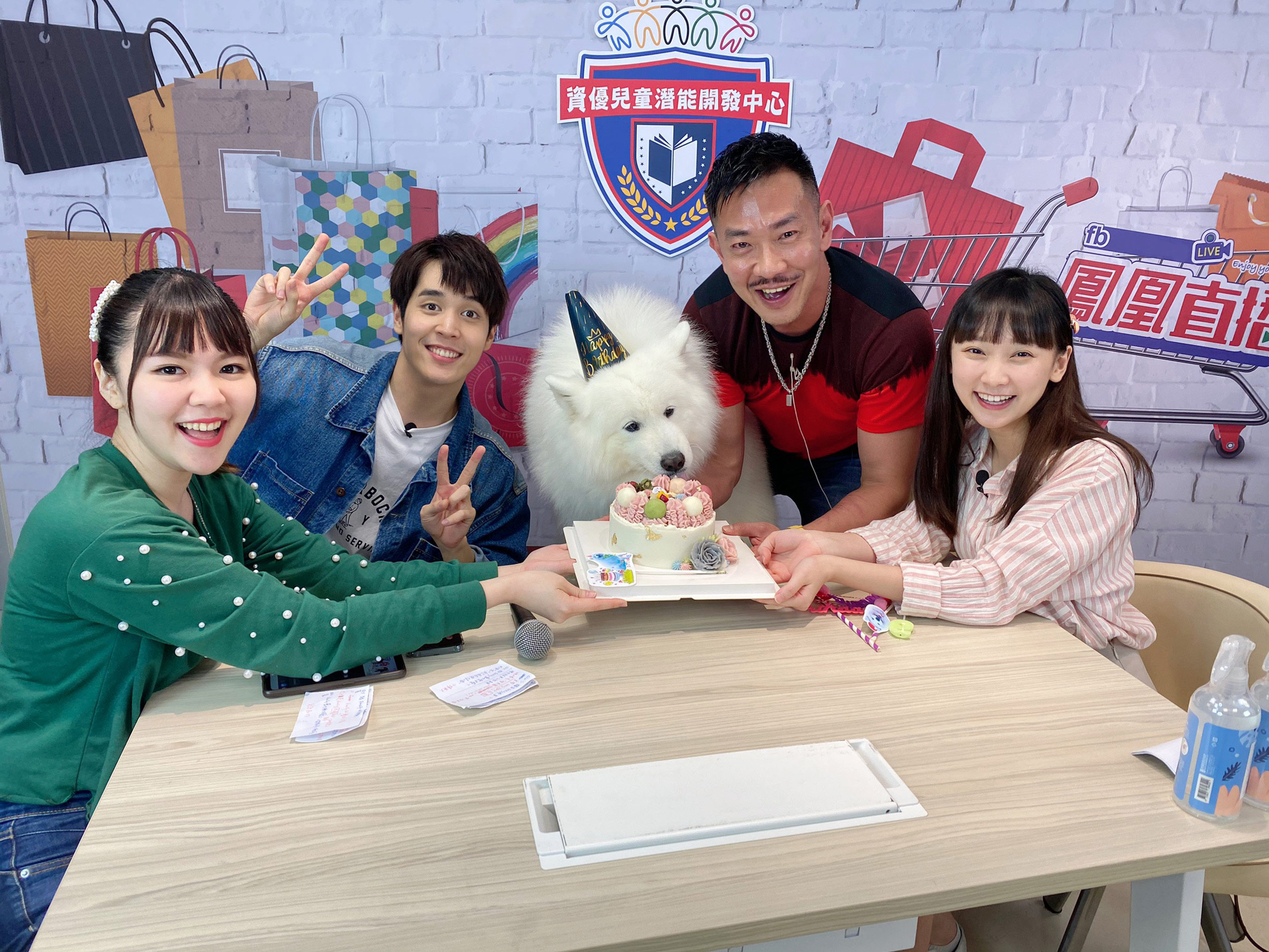 江俊翰帶愛美麗上鳳凰直播《大手牽小手》。主持人左起林星慧、陳彥嘉、吳鈺萱。（民視提供）