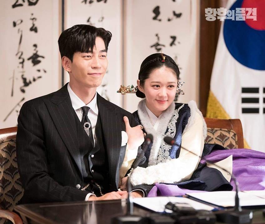 申成祿(左)在金順玉編劇的另一狗血劇作品《皇后的品格》飾演壞國王。(翻攝自SBS)