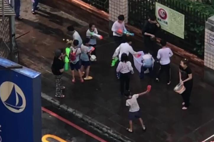 某北部國小學生玩水卻被拍下,遭酸「台北潑水節真歡樂」。(翻攝自爆廢1公社)