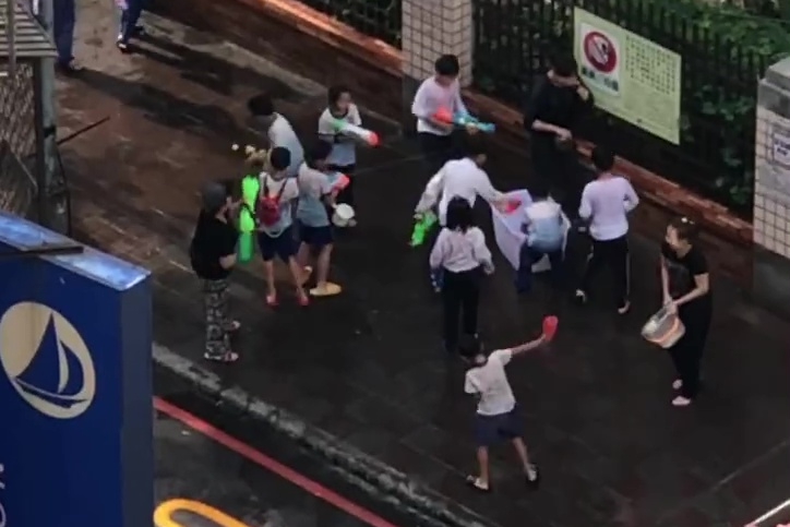 某北部國小學生玩水卻被拍下，遭酸「台北潑水節真歡樂」。（翻攝自爆廢1公社）