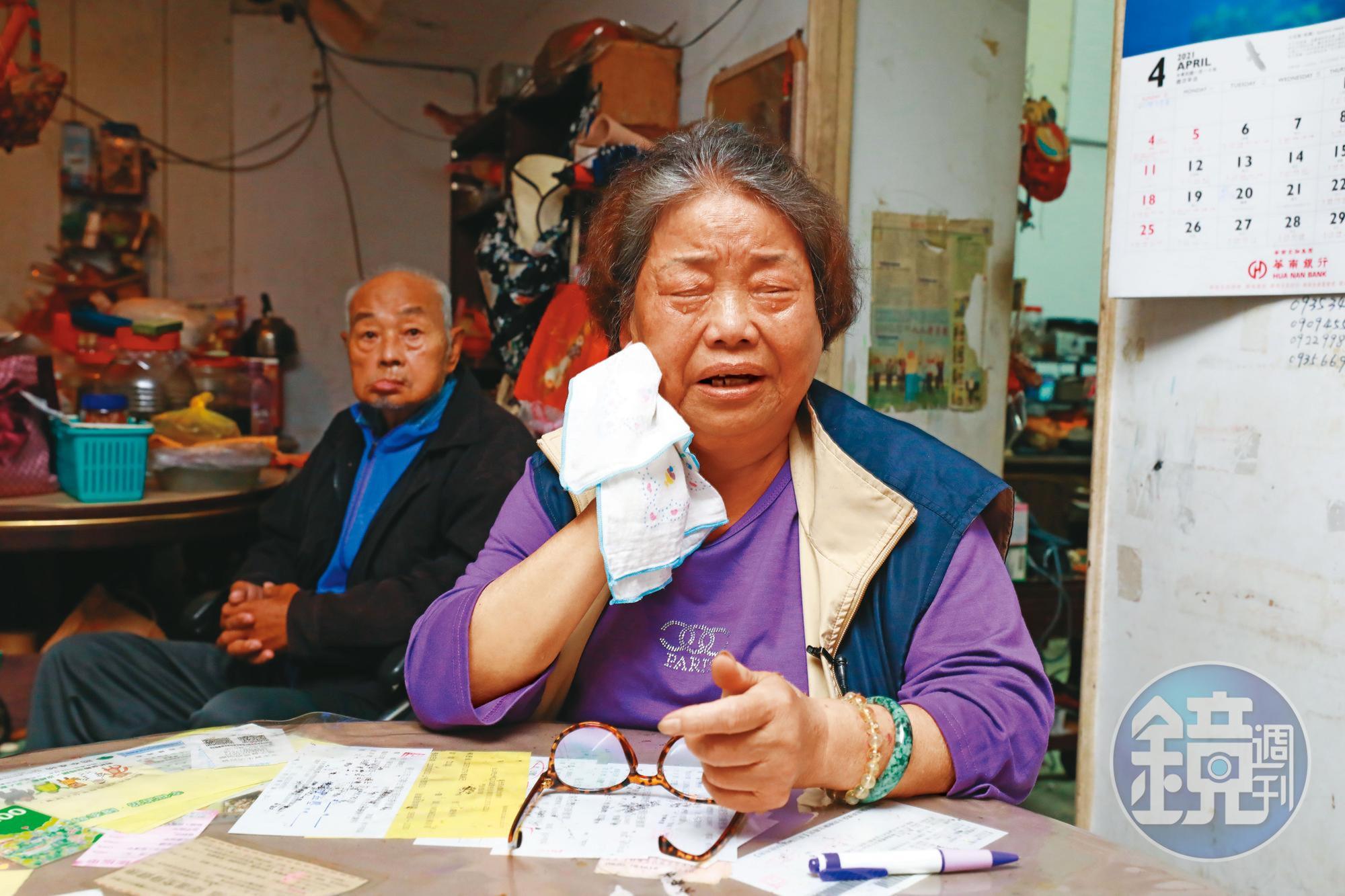 年近80的簡林玉梅兒子過世、丈夫中風,又遇到租屋蟑螂,讓她欲哭無淚。