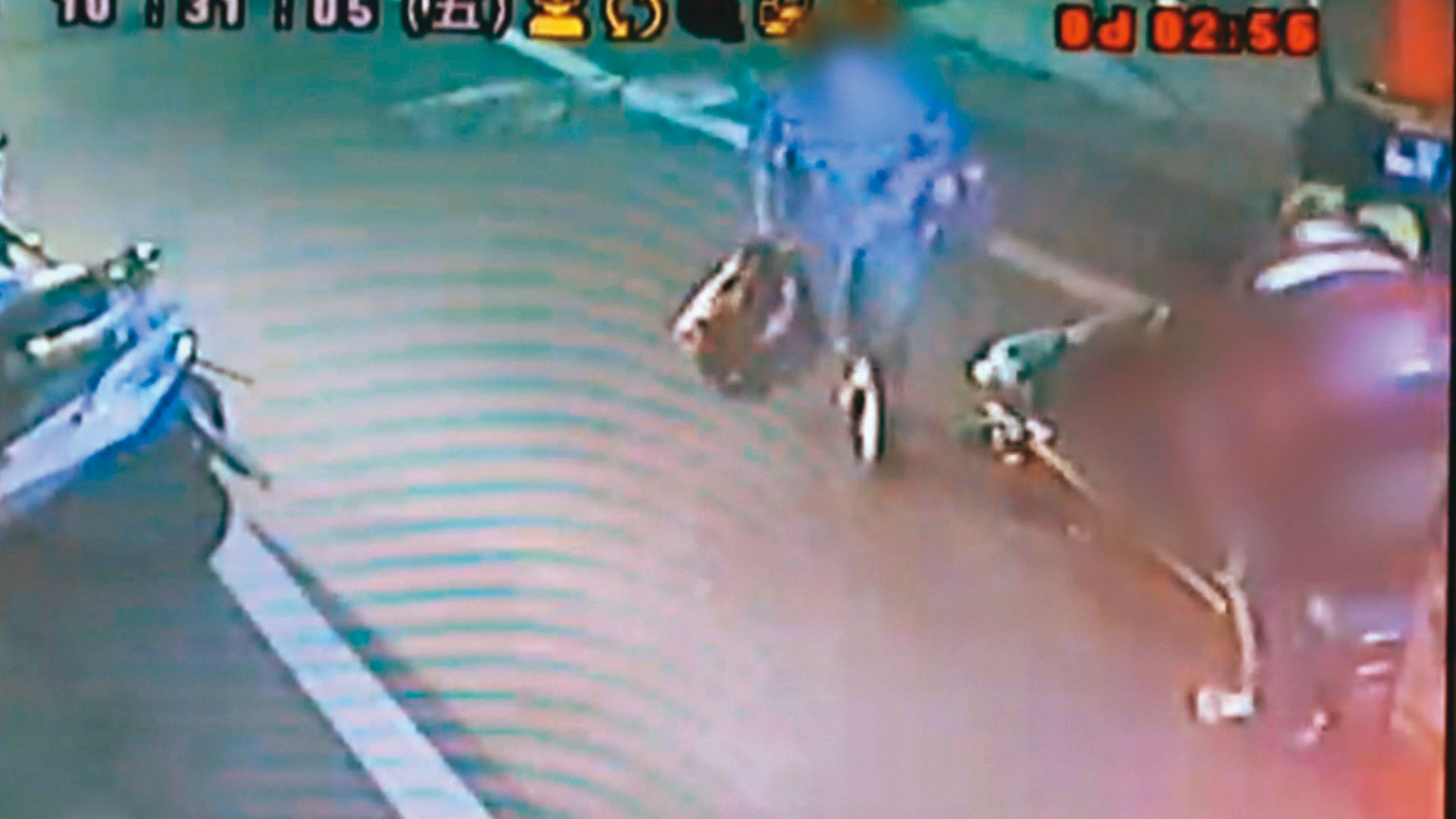 消防隊獲報後趕赴現場，將昏迷的男童緊急送醫，最後仍回天乏術。（翻攝畫面）