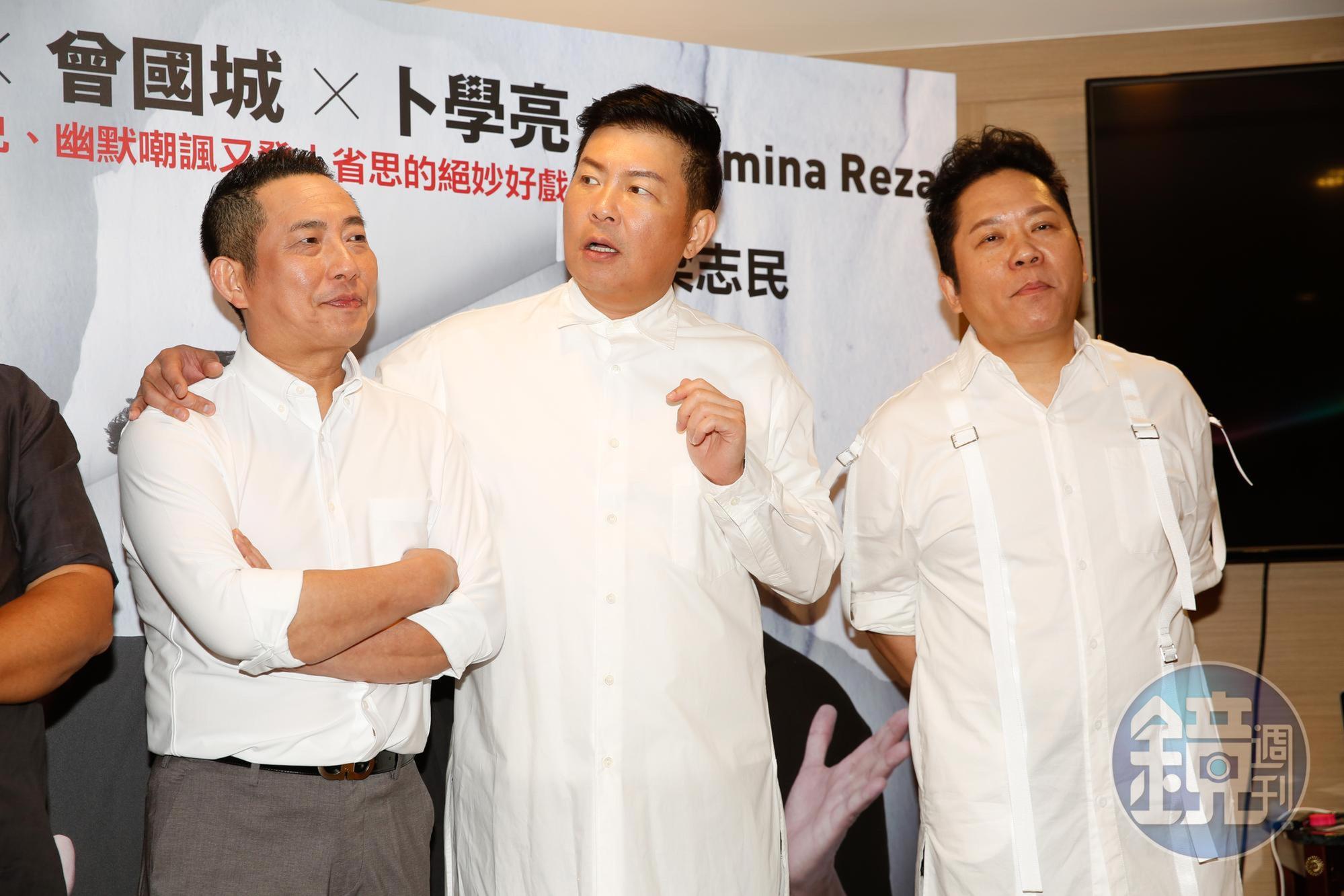 屈中恆(左)與卜學亮(右)會到曾國城家對本,稱讚曾國城家「氣氛融洽到很暈眩」。