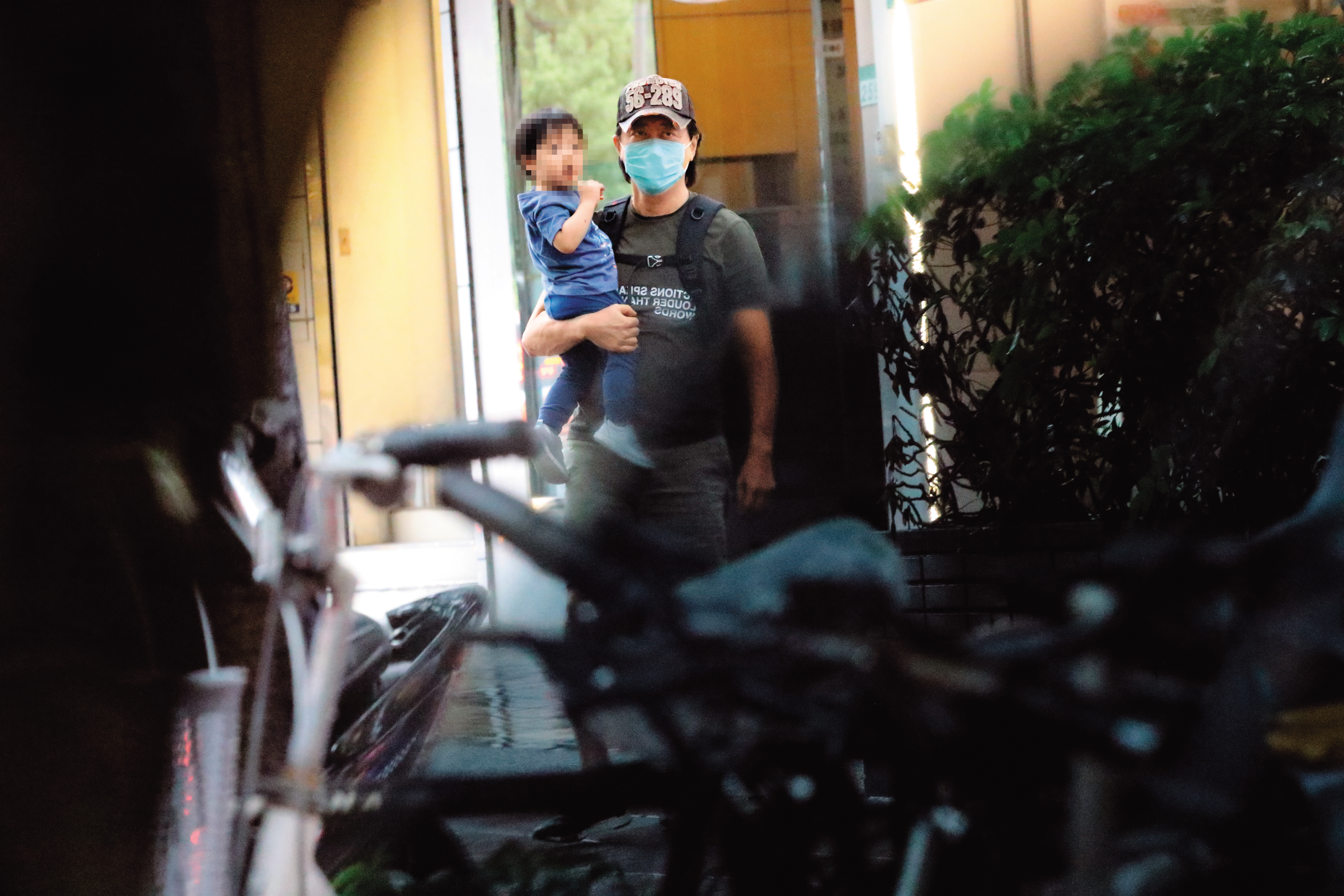 哈林跟妻子張嘉欣2016年結婚，婚後生下一子一女，如今一家四口幸福滿滿。