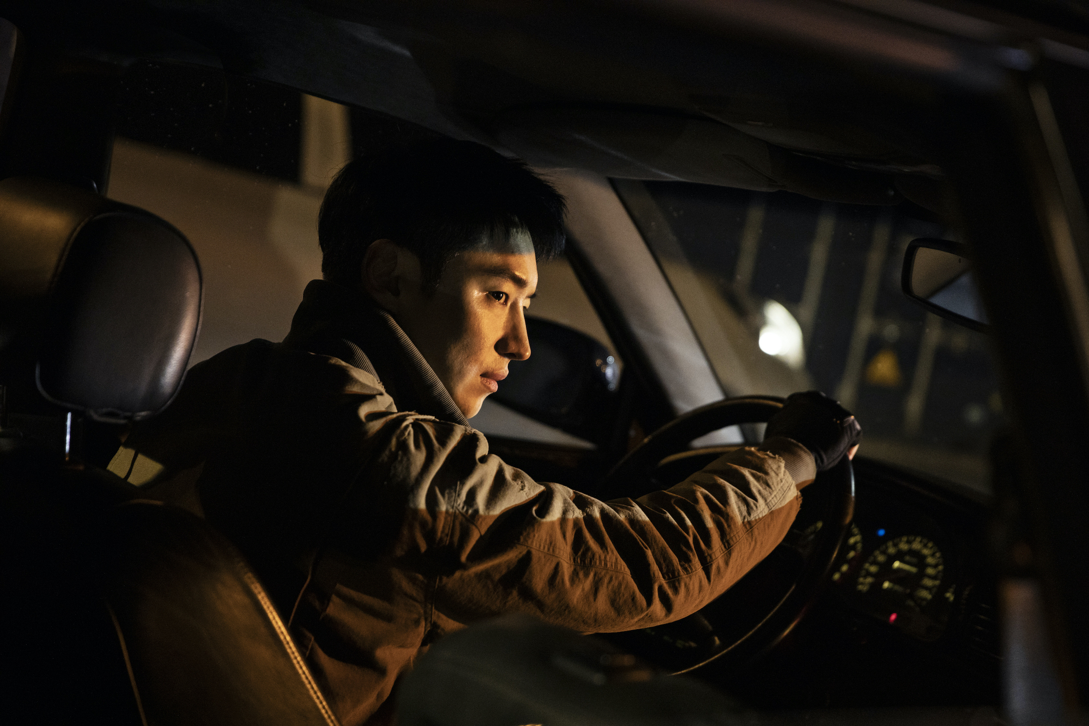 李帝勳在《模範計程車》有多場帥氣開車場景，不假他人親身上陣。（friDay影音提供）