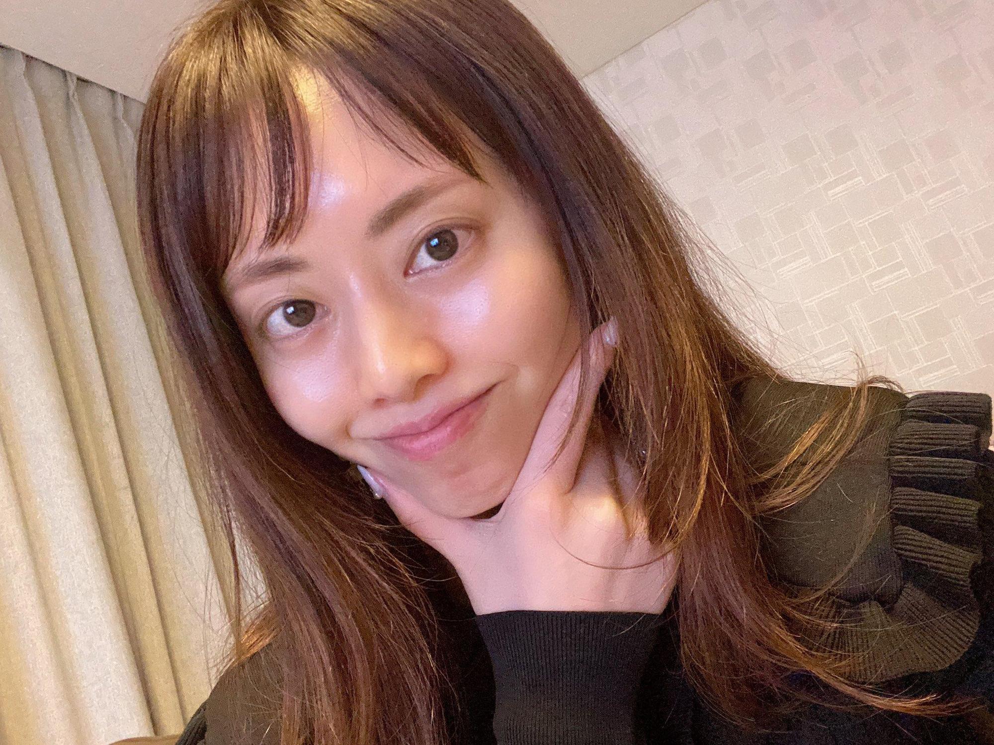 吉澤明步曝光全素顏,網友反應兩極。(翻攝自吉澤明步推特)