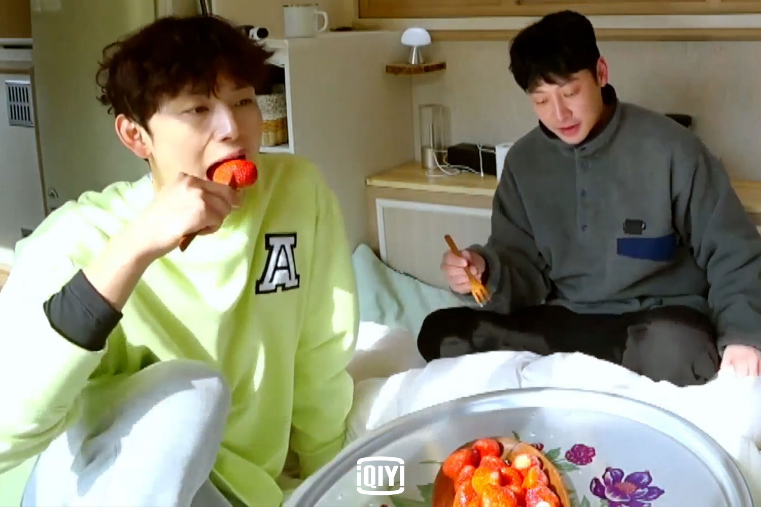 金東旭搶先餵成東鎰吃草莓,讓手腳慢一步的任時完(左)自我安慰「我還有機會」。(愛奇藝國際站提供)
