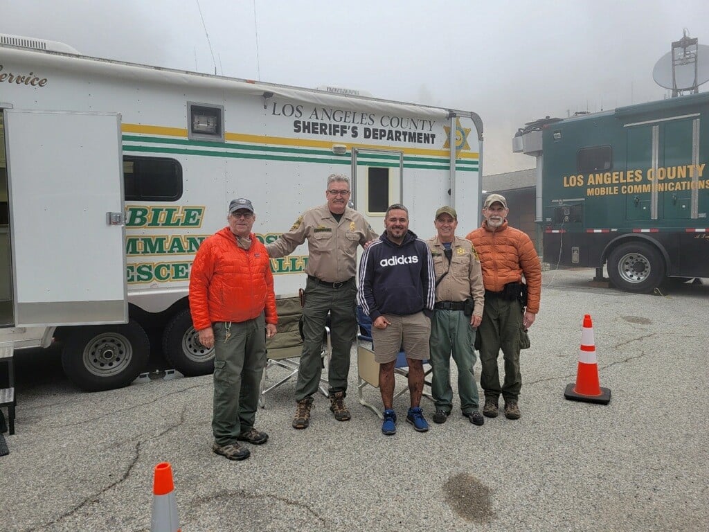 在班傑明與救難人員的協助下，康潘成功獲救。（翻攝自Los Angeles County Sheriff's Department臉書）