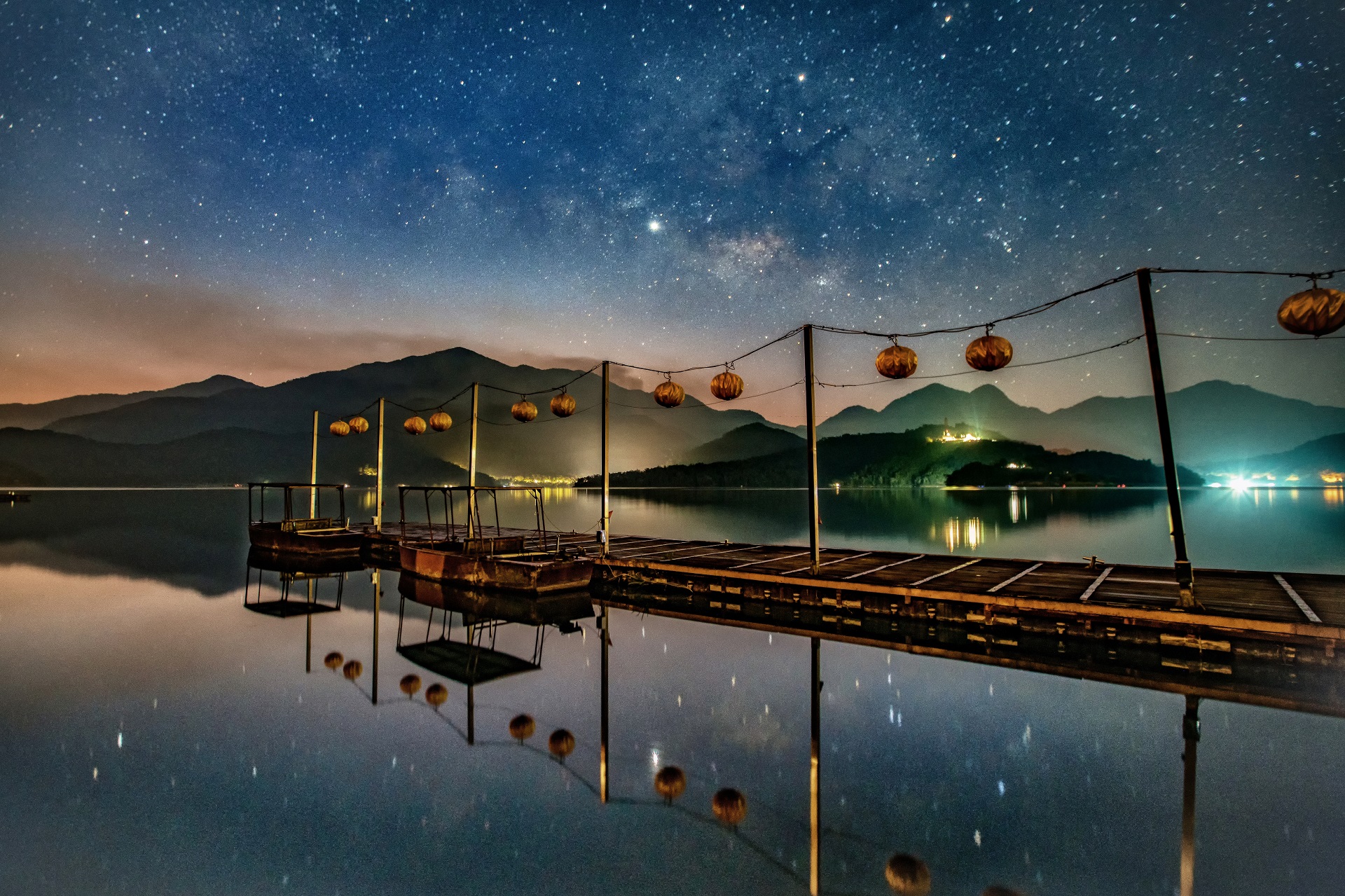 涵碧樓蔣公碼頭滿水位時，可眺望星光倒映。