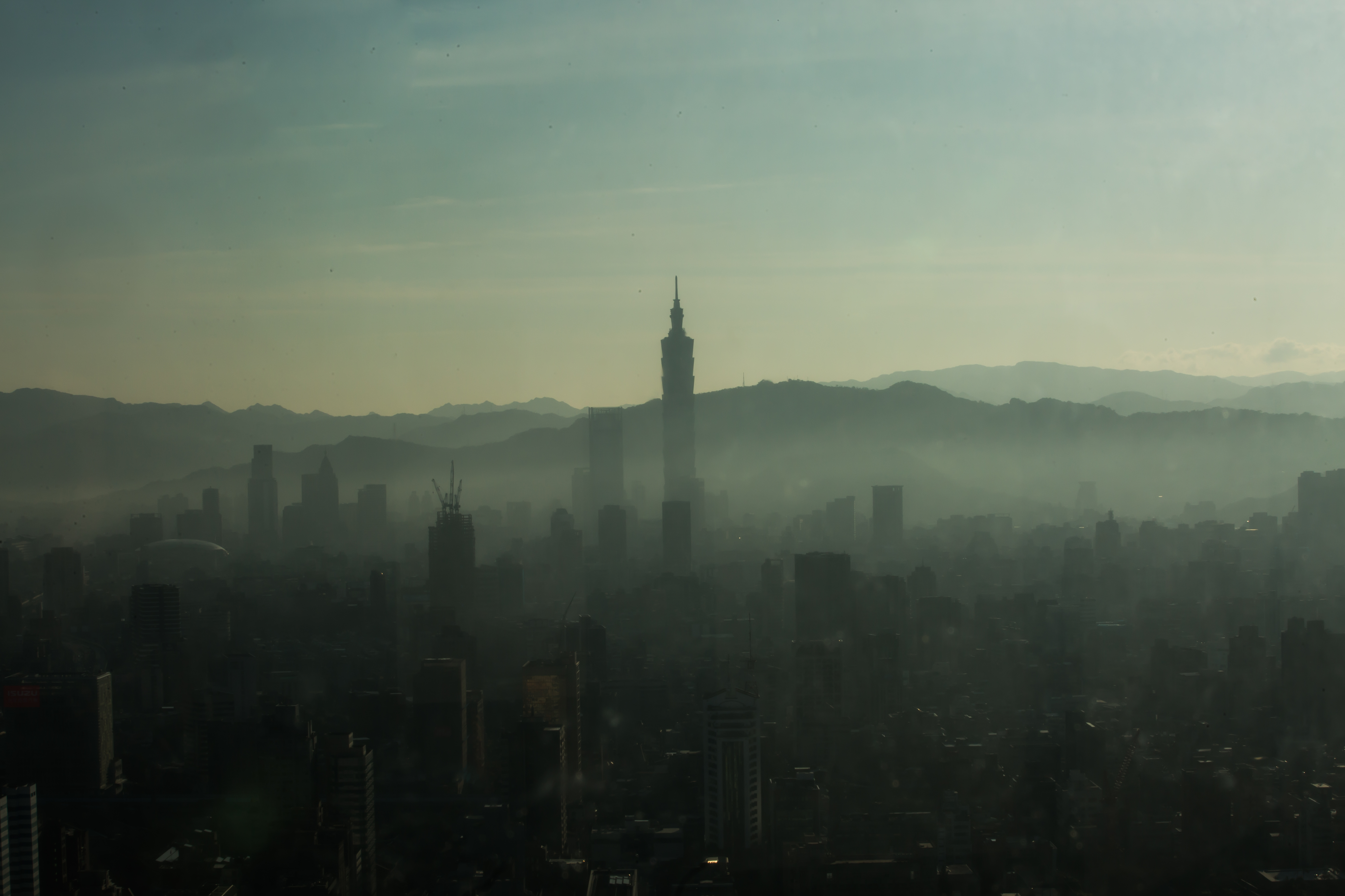 沙塵暴「襲台」北部首先淪陷，空氣品質紛紛亮紅，彭啟明特別發文提醒。（本刊資料照）