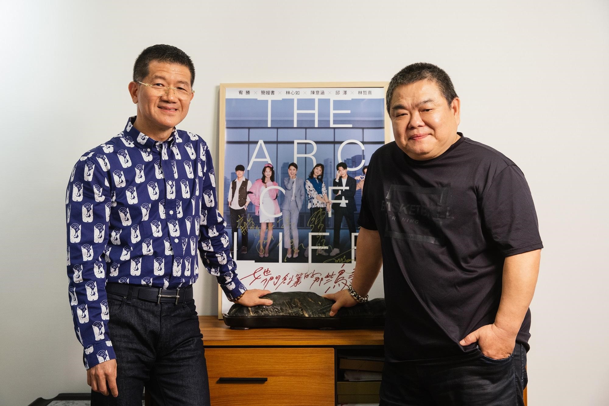 馮家瑞(右)與多年搭檔賴聰筆(左)共同製作《她們創業的那些鳥事》。