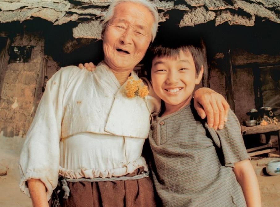 因演出2002年韓國電影《有你真好》而聞名的金亦芬(左),傳出在昨(17日)與世長辭。(翻攝自IMDB網站)