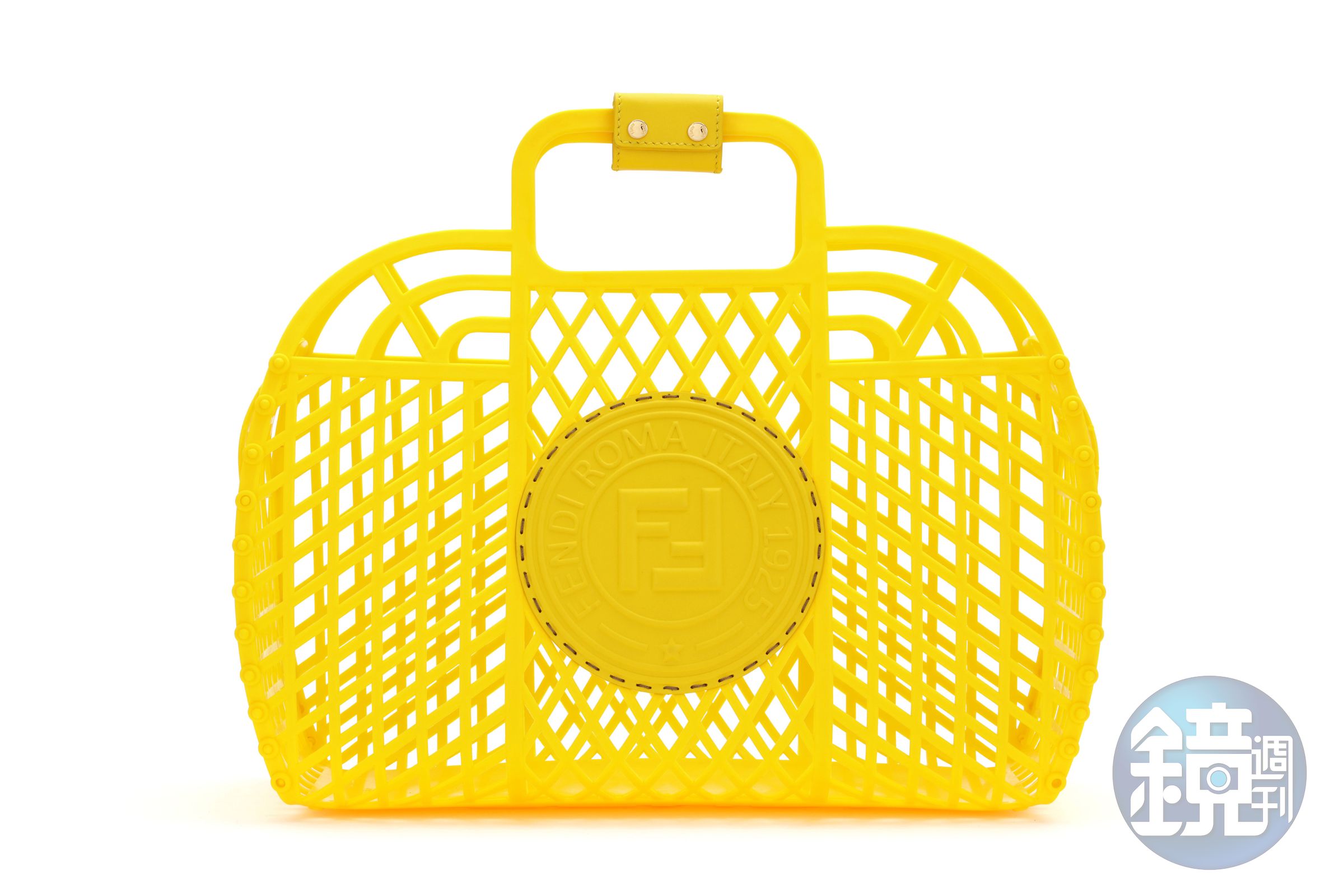 FENDI Medium Basket造型包款，NT$28,500。（FENDI提供）