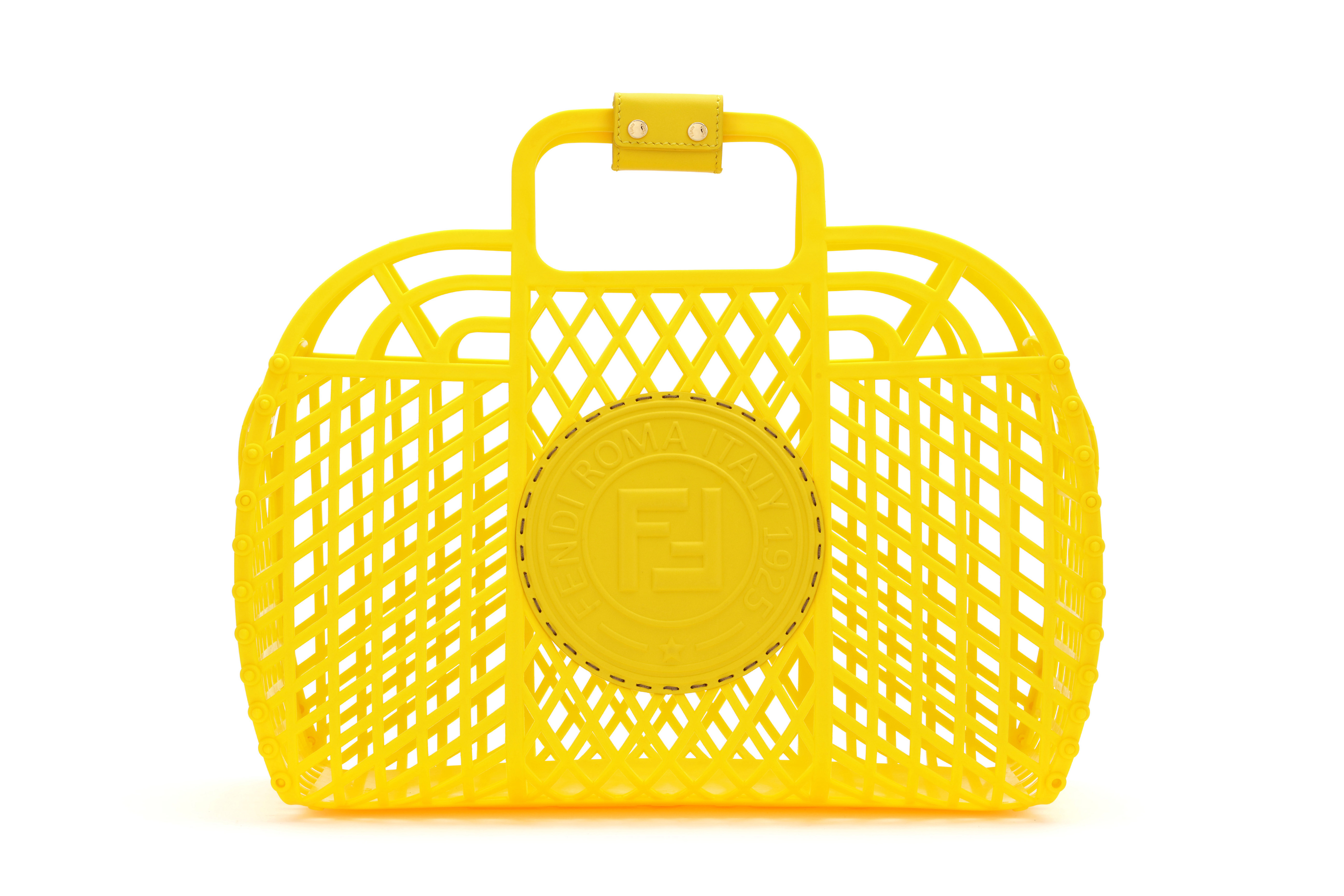 FENDI Medium Basket造型包款，NT$28,500。（FENDI提供）