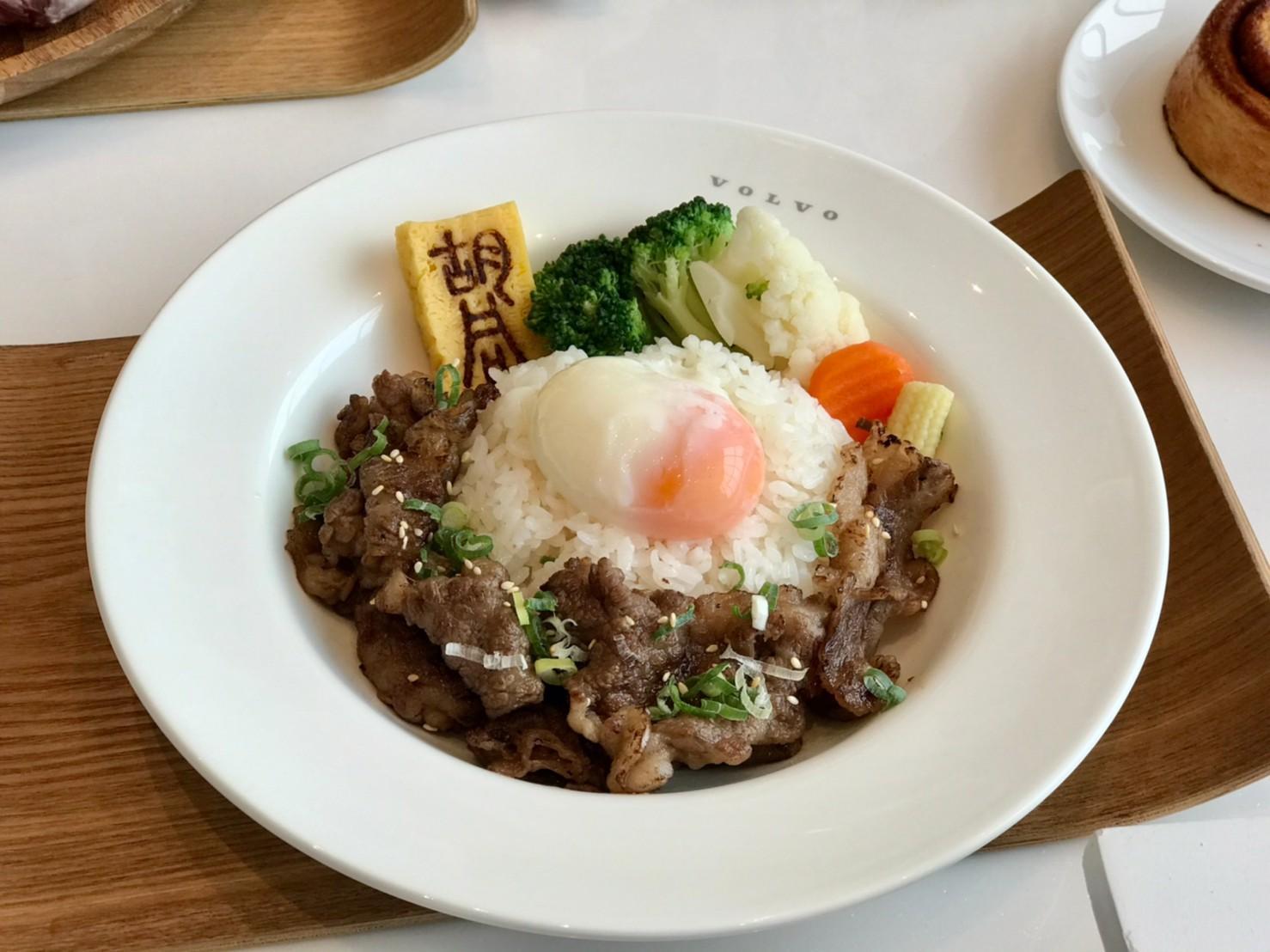 「胡同燒肉」開進名車「VOLVO」展間,為車主打造限量「胡同特製和牛丼」。(「胡同燒肉」提供)