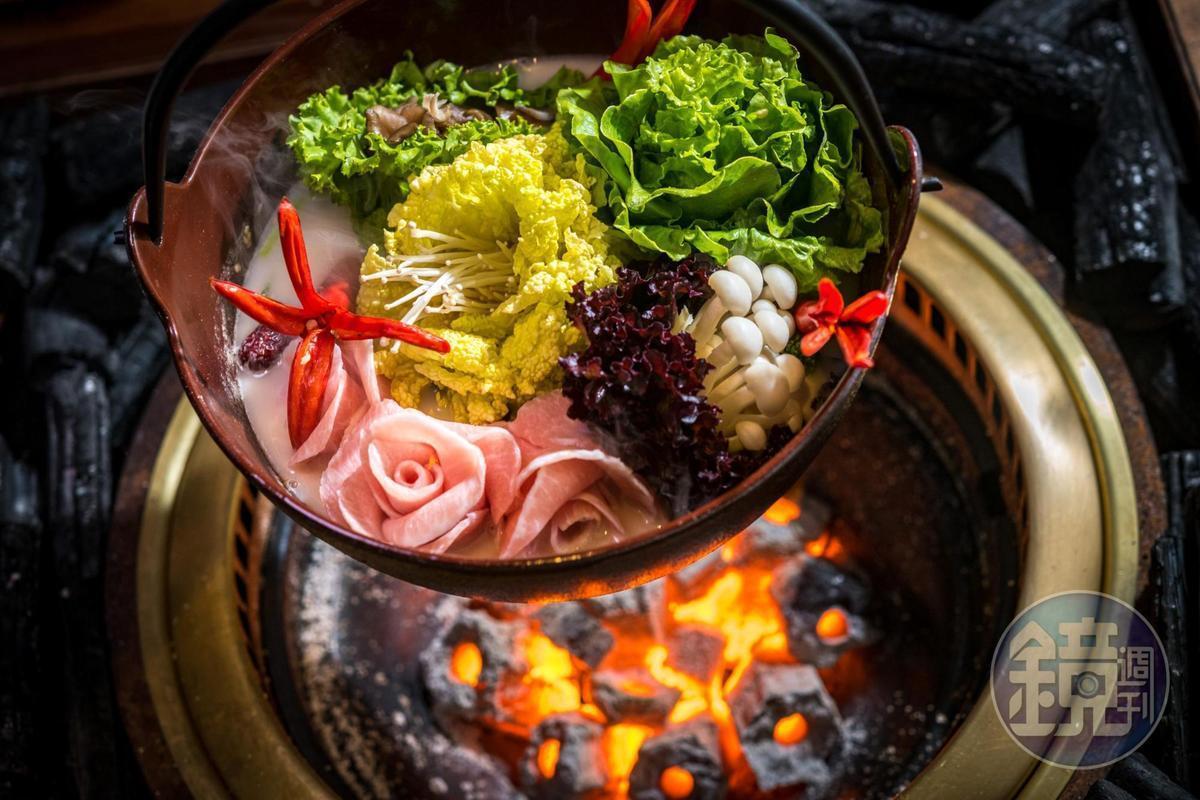 「胡同燒肉」與「寬巷子鍋品」強強聯手,在2020年發表的燒肉鍋物店「胡同裏的寬巷子」,是胡同聯名品牌的第一發。