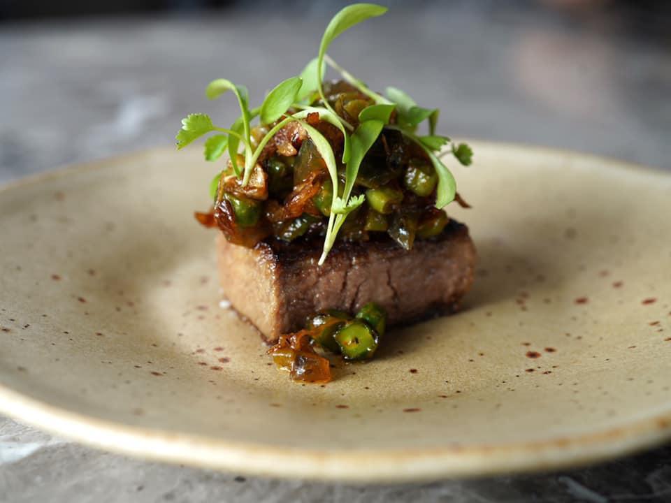 「胡同燒肉」今年再與法料餐廳「Orchid Restaurant蘭」合作,全新發表「胡同裏的蘭」菜色結合法料及日式燒肉,定位為燒烤洋食的餐酒餐廳。(「胡同燒肉」提供)