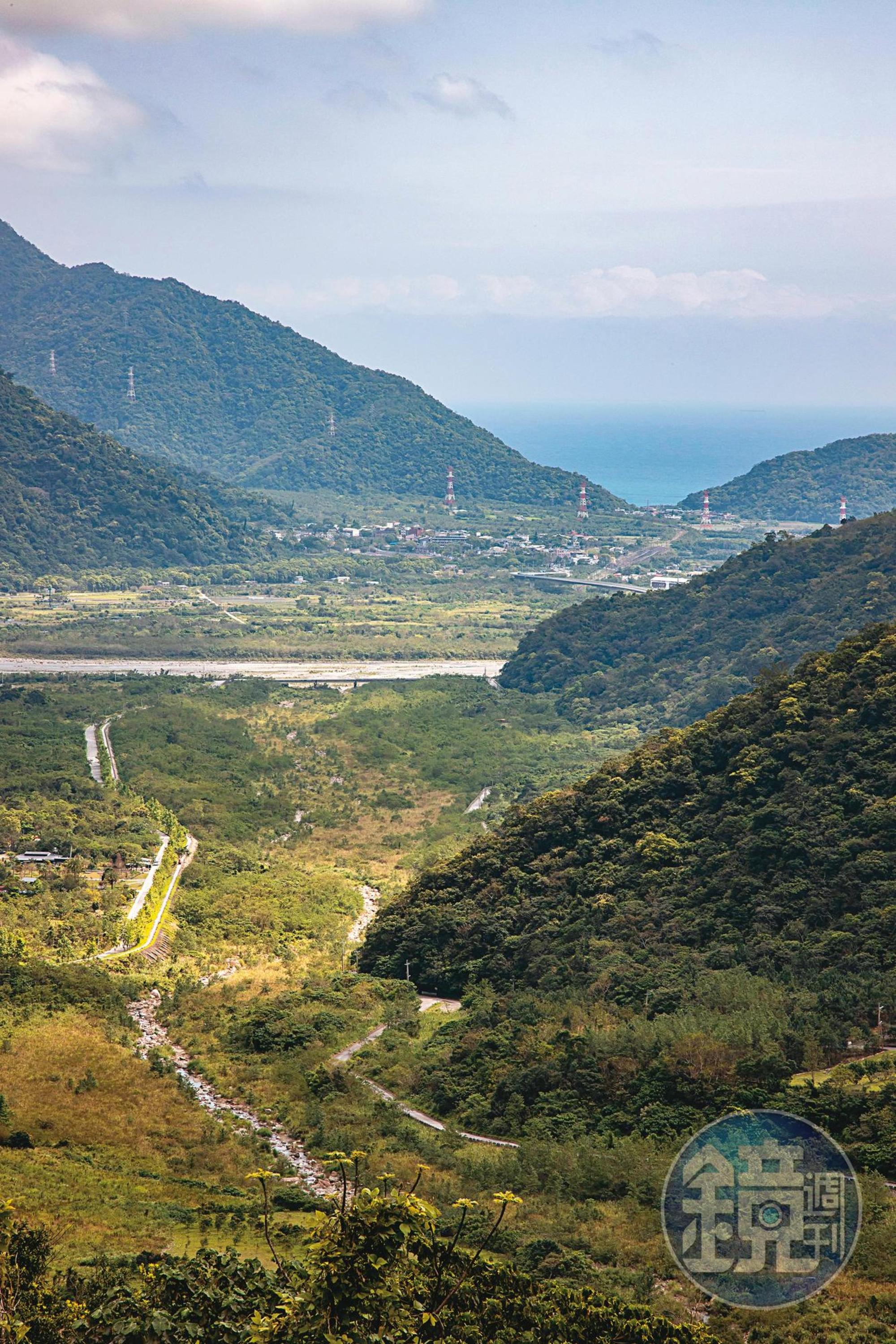不稍半小時就能登上高點眺望山谷溪景。