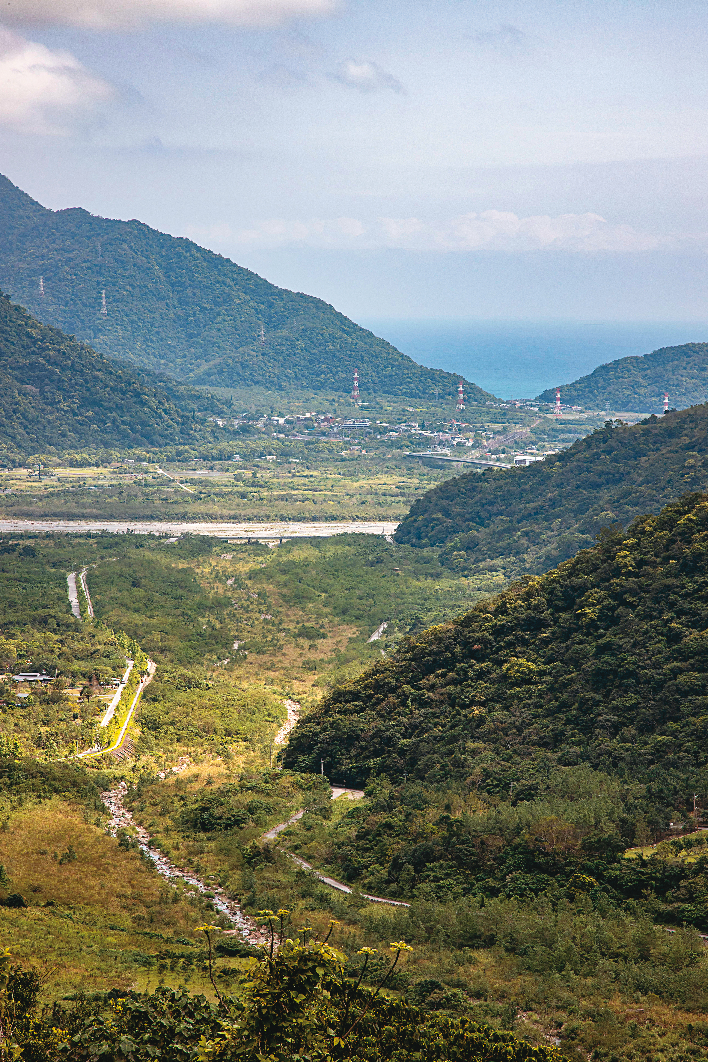不稍半小時就能登上高點眺望山谷溪景。