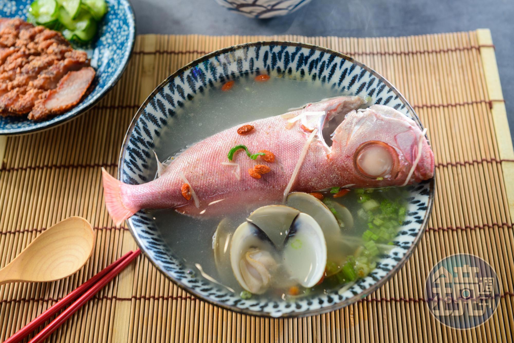 別於一般魚湯內多為魚肉切塊，無一物的「紅目鰱湯」豪氣地放入整條紅目鰱。（時價，280元／碗）