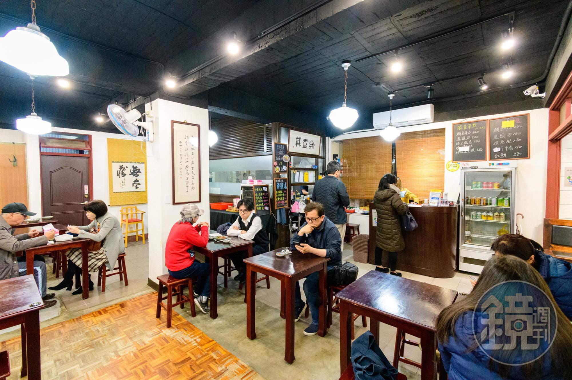 傍晚營業時間才開始，店內已幾近客滿。