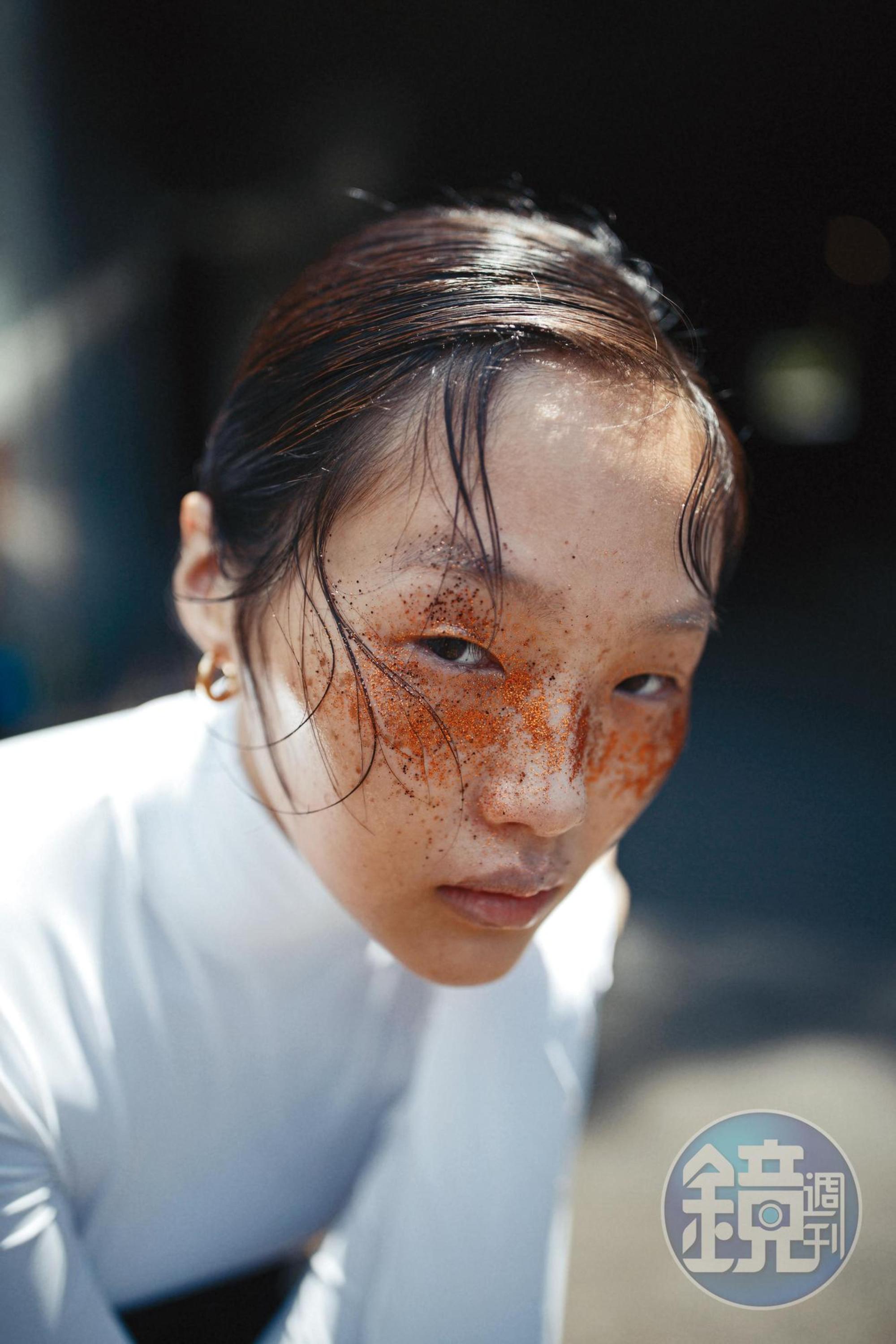 白色高領上衣 NT$21,500 by PRADA／黑色西裝褲 NT$43,500 by PRADA／純銀鍍金圈圈耳環 NT$11,600 by BOTTEGA VENETA