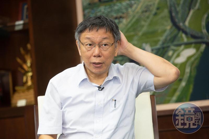 台北市長柯文哲昨（18日）在直播節目討論台北捷運的發展時，脫口說出「搭電扶梯會自動站在右邊，那就是天龍國來的」。（本刊資料照）