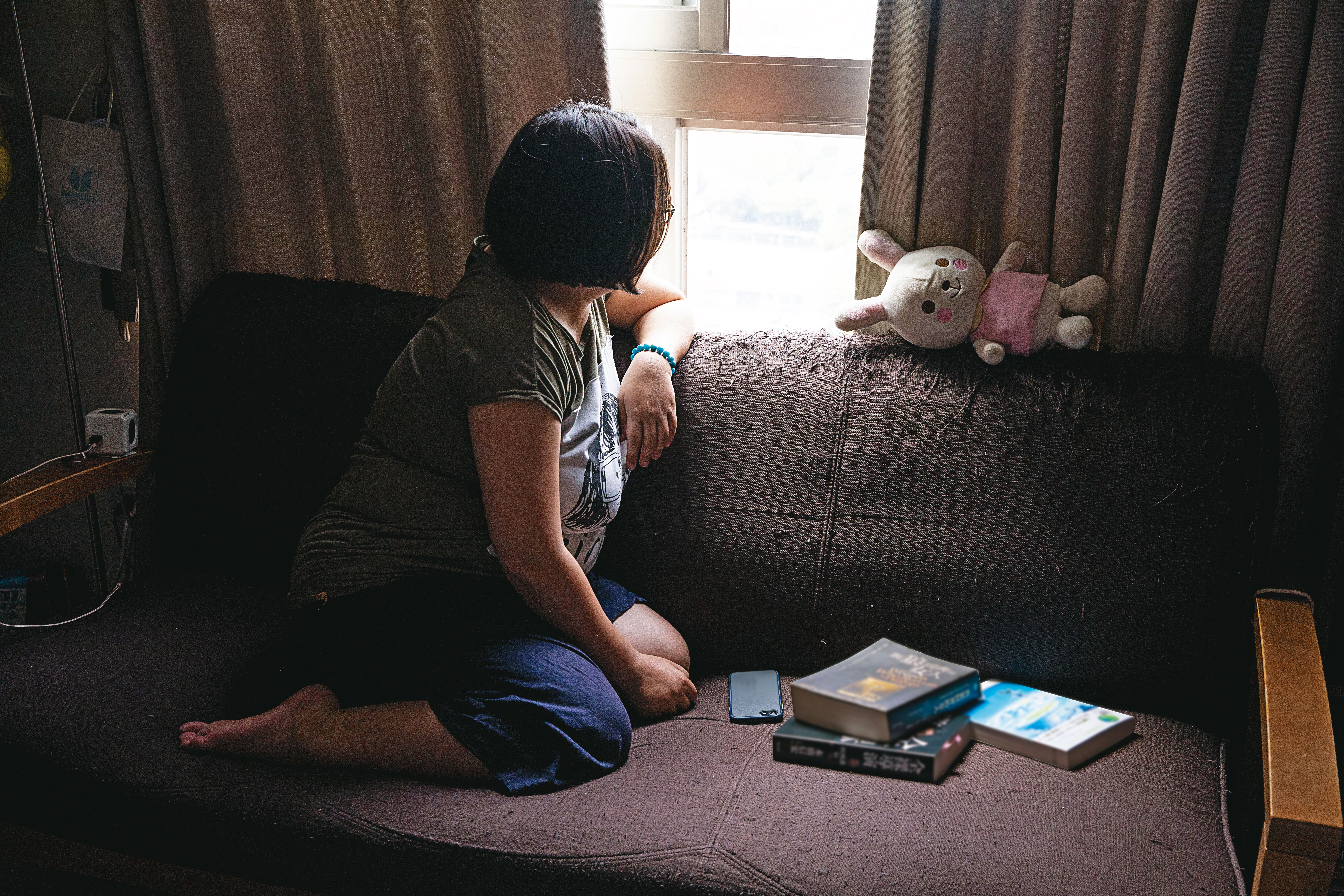 單親媽媽婷婷（化名）從懷孕就感受到身心壓力、焦慮，歷經生產、育兒和離婚，多方壓力交迫，讓她差點跌落懸崖。