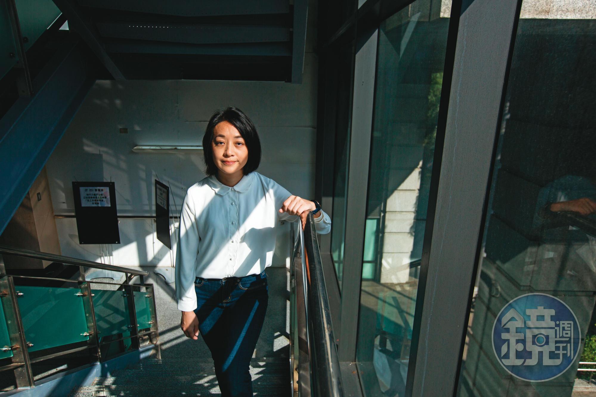 立委王婉諭說,她有10個家庭能互相支持,彼此照顧小孩,鼓勵爸媽去看電影,有喘息空間。但社會上大多會有「怎麼我照顧小孩,你去看電影」的不平衡心態。