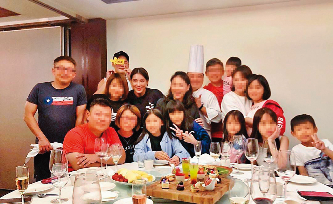 和丁春霆(後排左三)熱戀時,小禎(後排左四)常帶著他出席飯局,男方卻刻意拿道具遮臉。(翻攝自Kevinhu IG)