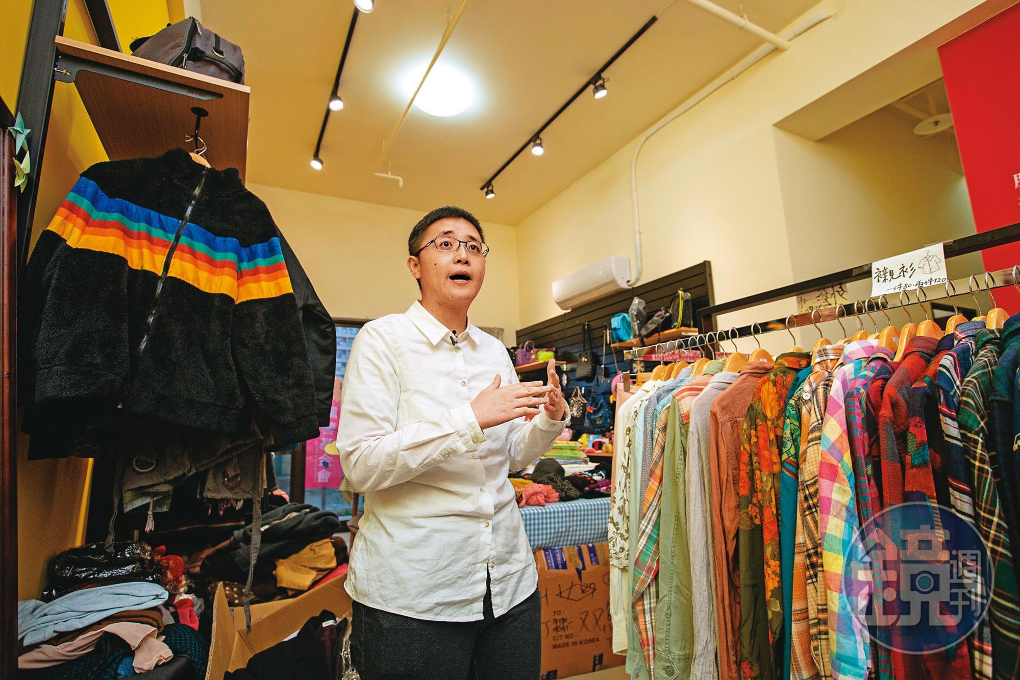 勵馨基金會林口服務中心主任李玉華解釋,他們集結社區捐贈的二手衣物,並承租空間經營二手店,讓婦女有工作機會。